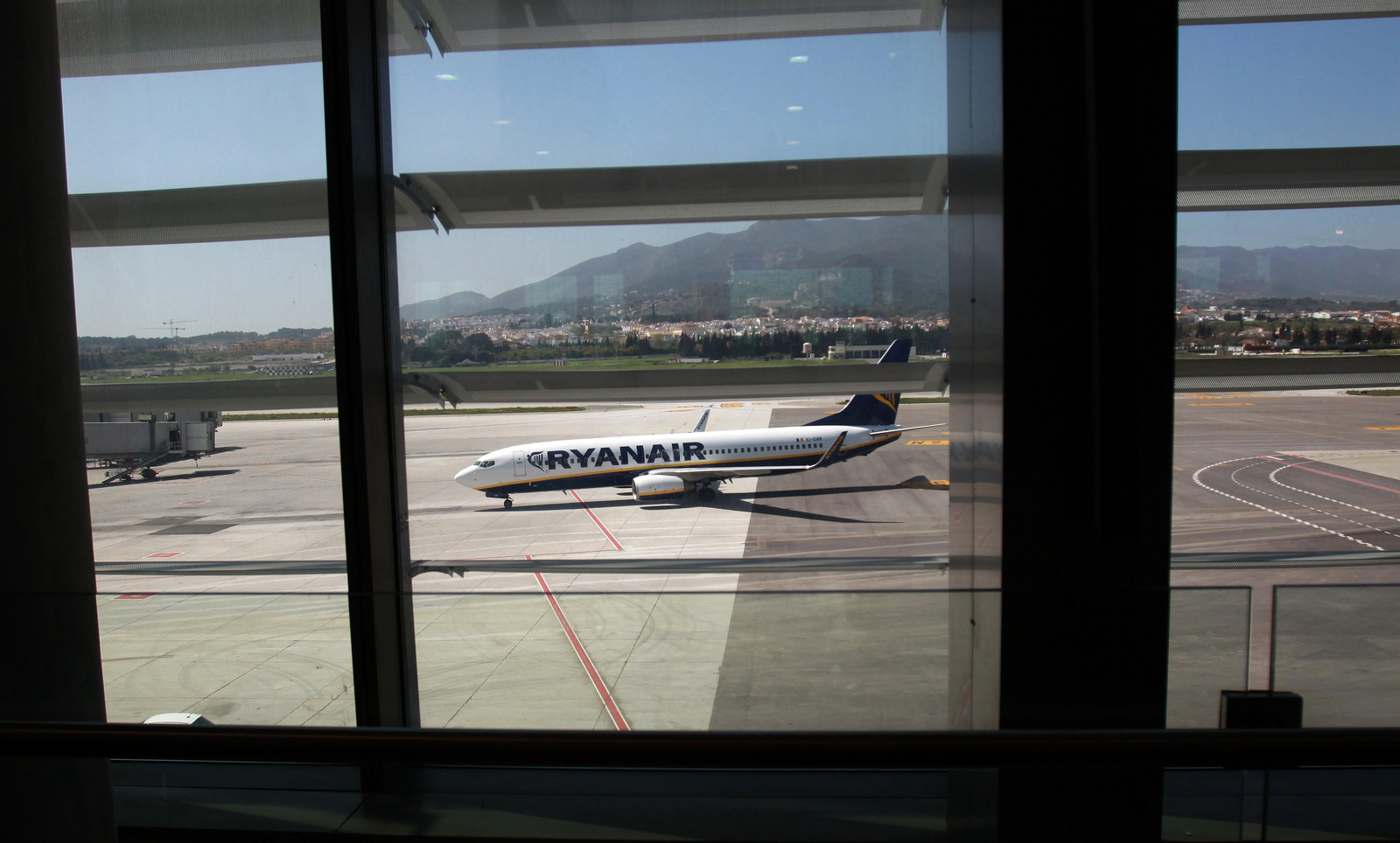 Un avión de Rynair visto desde la terminal 3 del aeropuerto de Málaga.