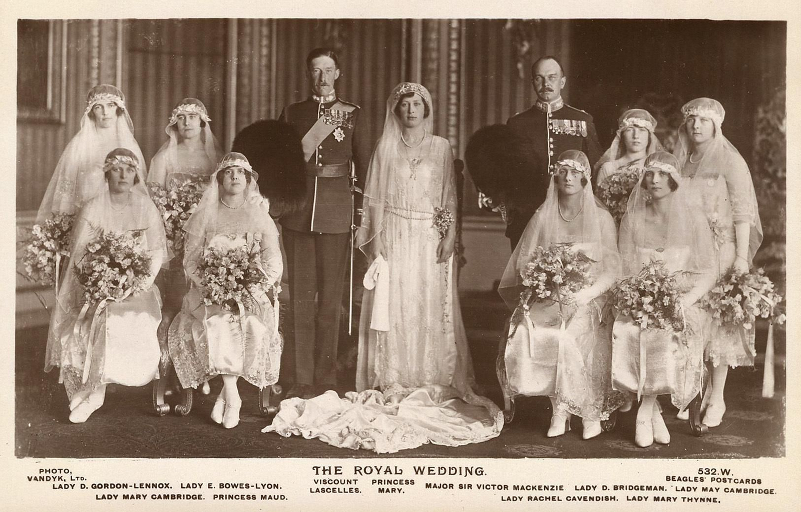 La princesa María y su marido Henry Lascelles, con las damas de la boda, incluida la madre de Isabel II La princesa María y su marido Henry Lascelles, con las damas de la boda, incluida la madre de Isabel II