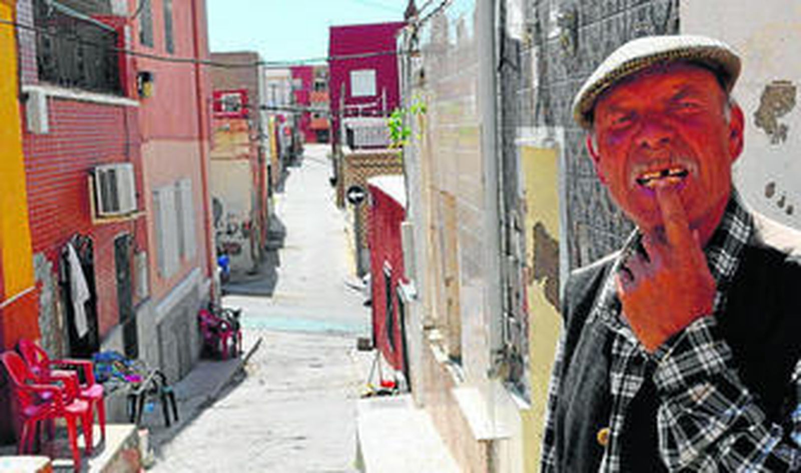 Este vecino asegura haber perdido dos dientes en una caída en la calle San Eduardo.