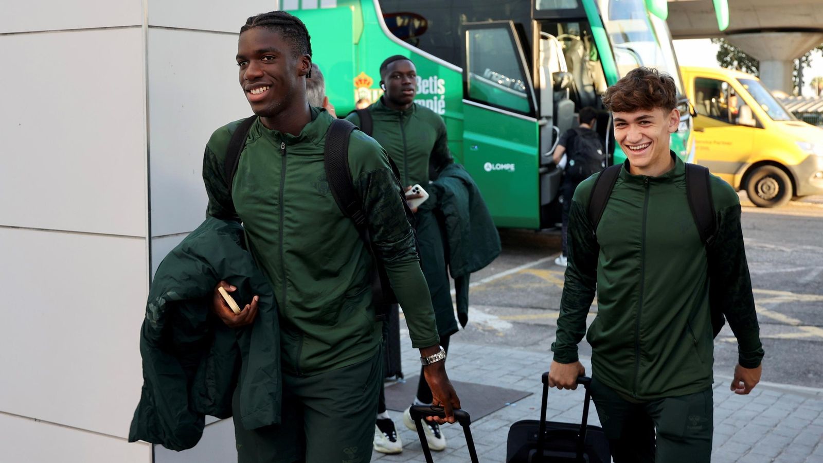 Betis: En imágenes, la salida hacia Varsovia para jugar ante el Legia Betis: En imágenes, la salida hacia Varsovia para jugar ante el Legia