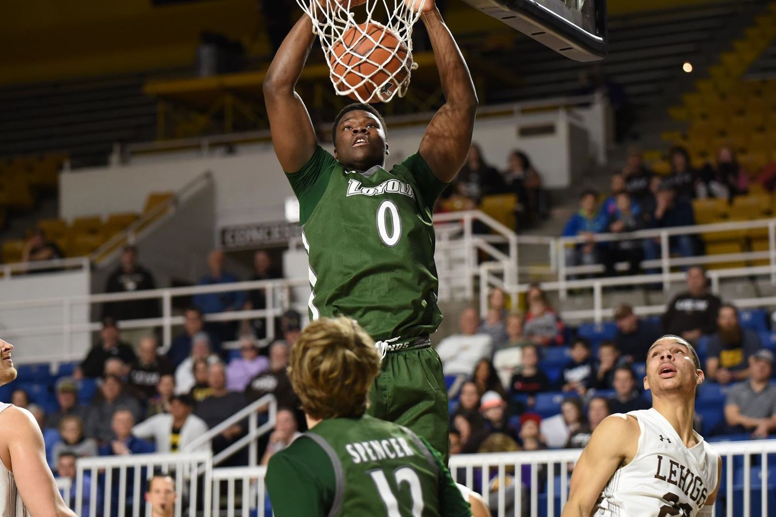 Gody Dike hace un mate en un partido con Loyola Maryland.
