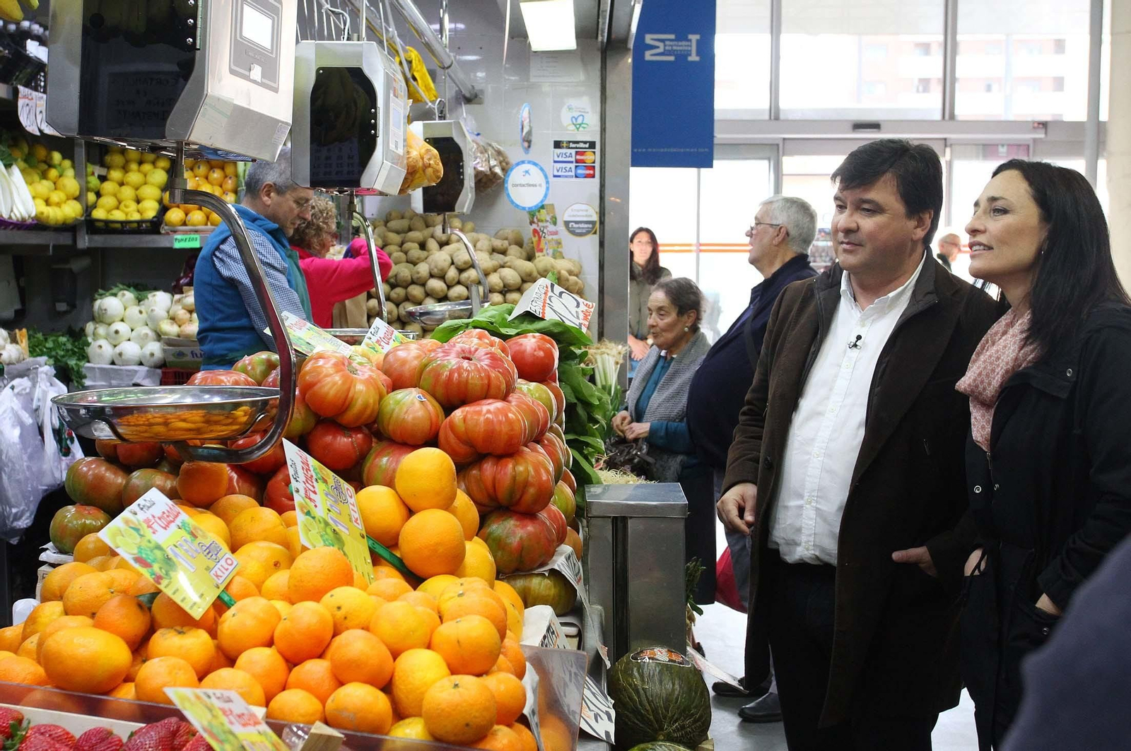 Imágenes de Gabriel Cruz durante la grabación del programa 'Hoy cocina el alcalde'.