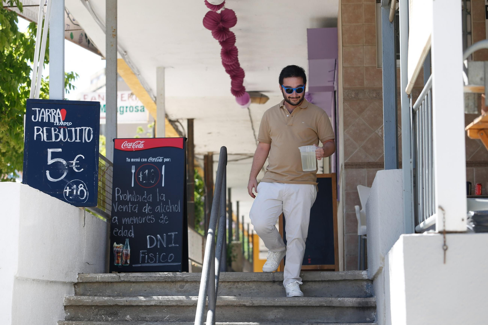 Un joven tras comprar rebujito en el bar El Juzgado.
