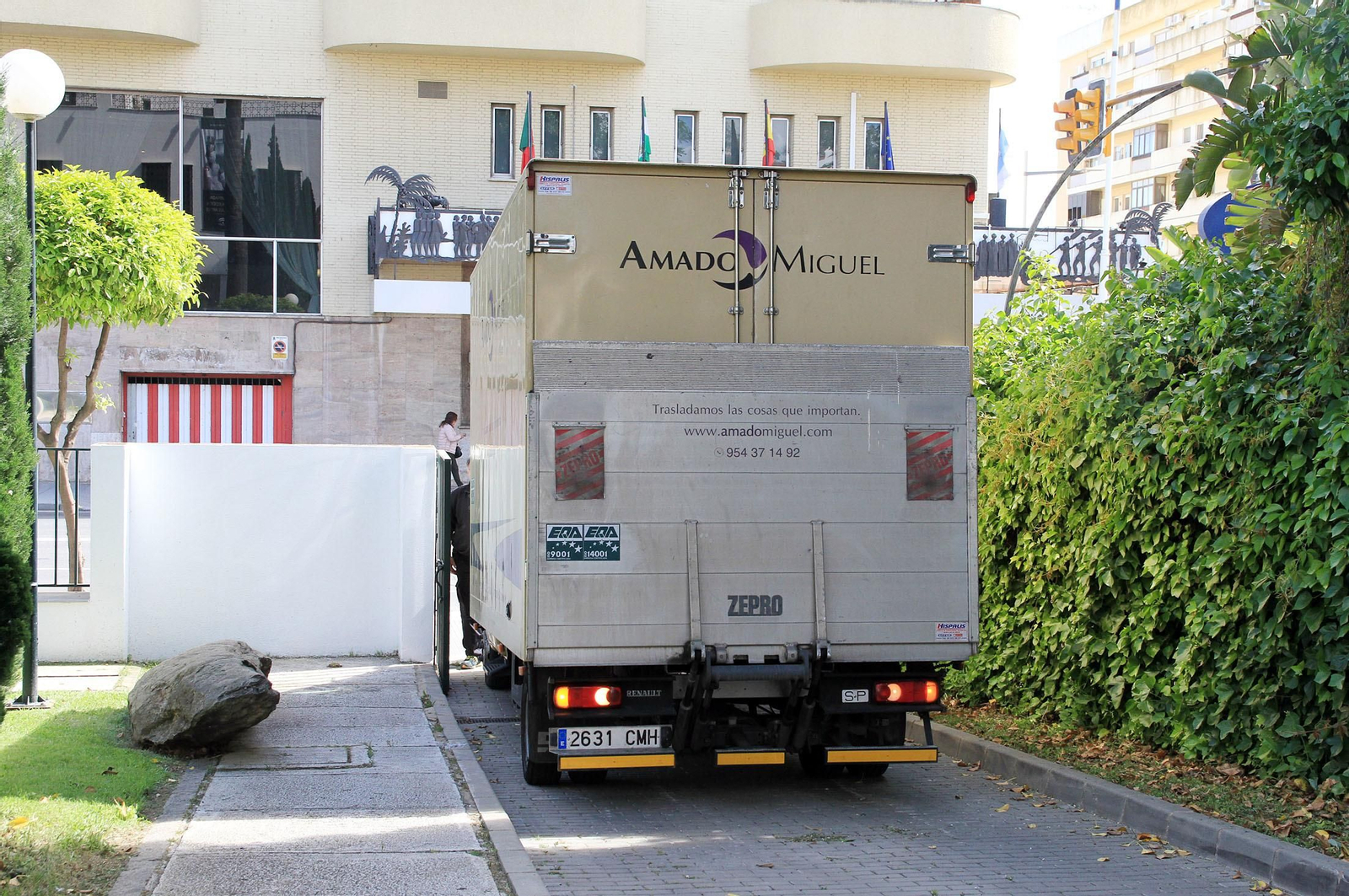 Imágenes de la llegada al museo de Huelva de la estela de cerca de 5.000 años de antigüedad hallada en Cañaveral de León