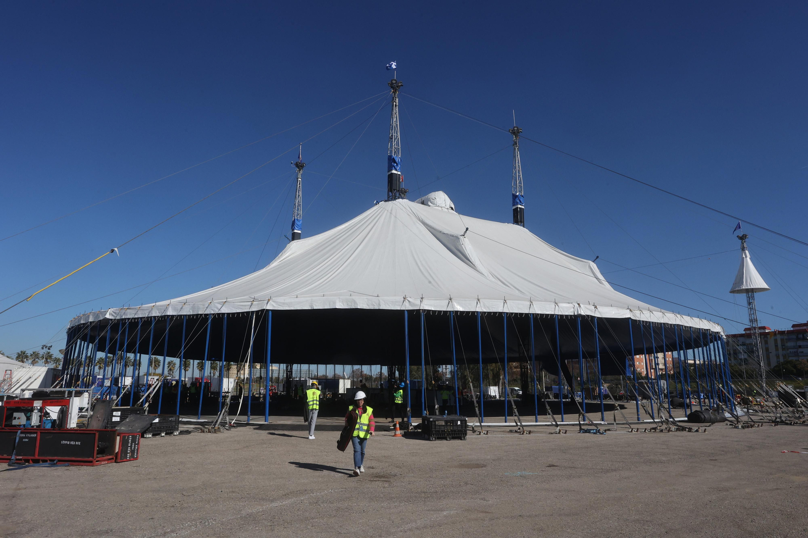 Subida de la carpa del Circo del Sol