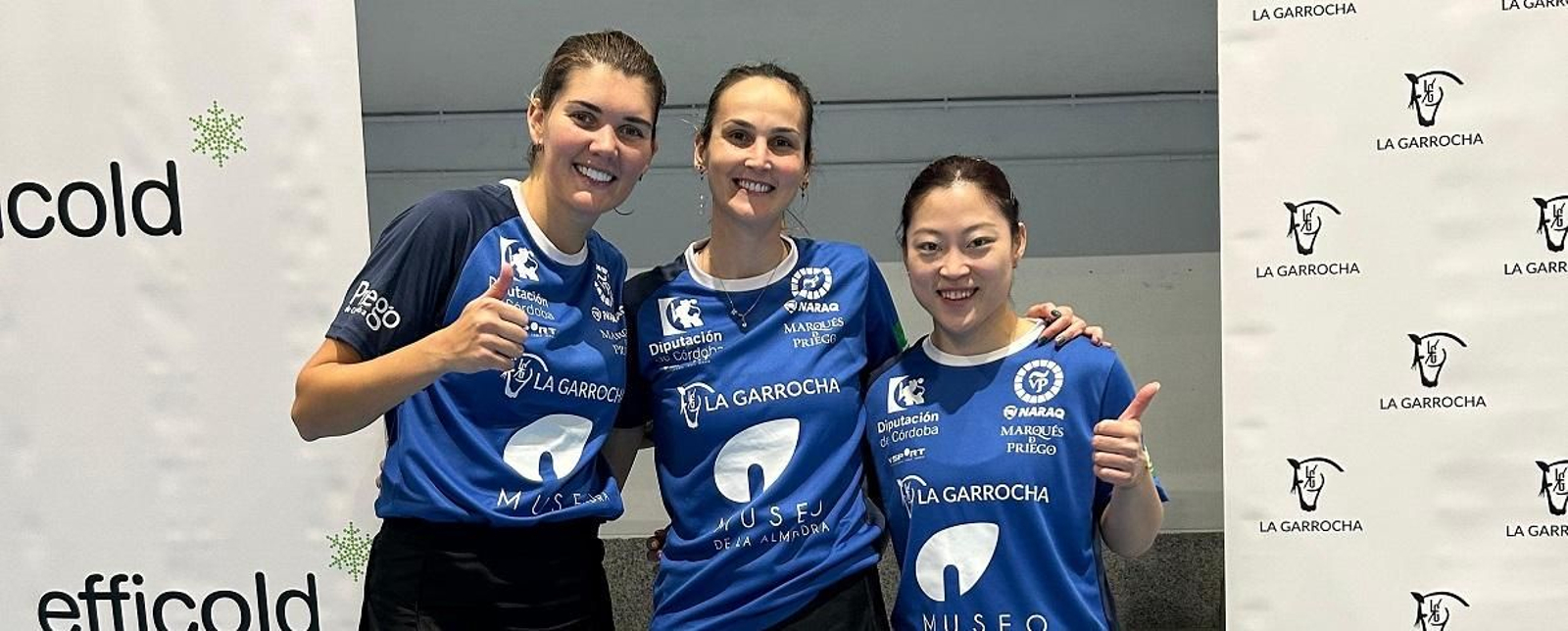 La tripleta prieguense celebra el triunfo ante el cuadro linarense.