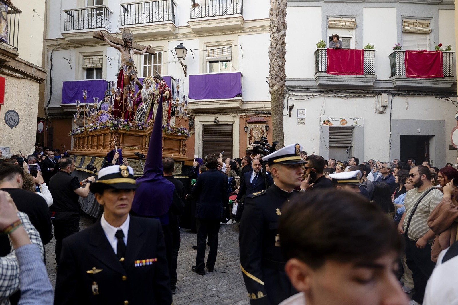 Imágenes de la salida de Siete Palabras en la Semana Santa de Cádiz 2025