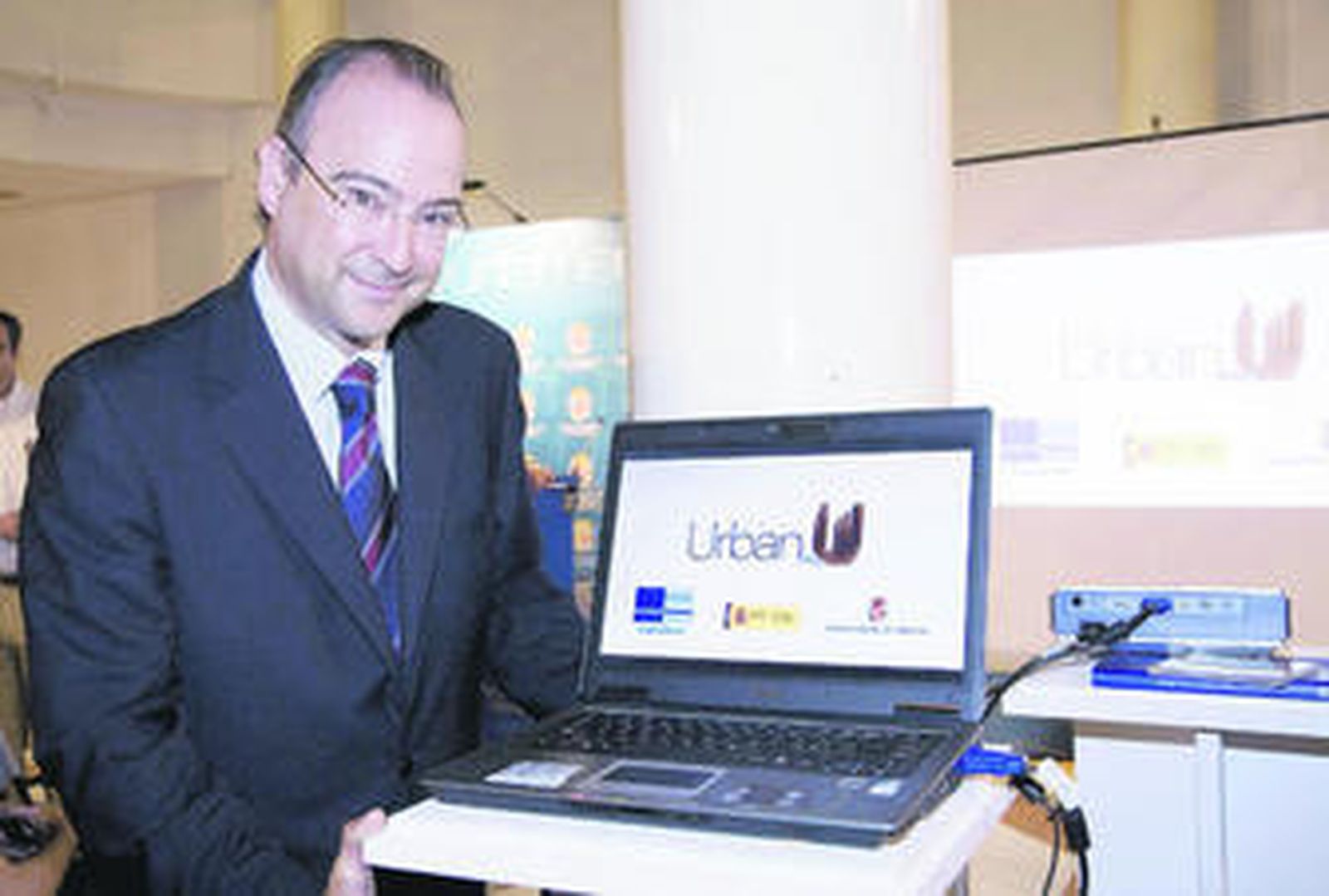 El alcalde muestra el logotipo que ha resultado ganador.