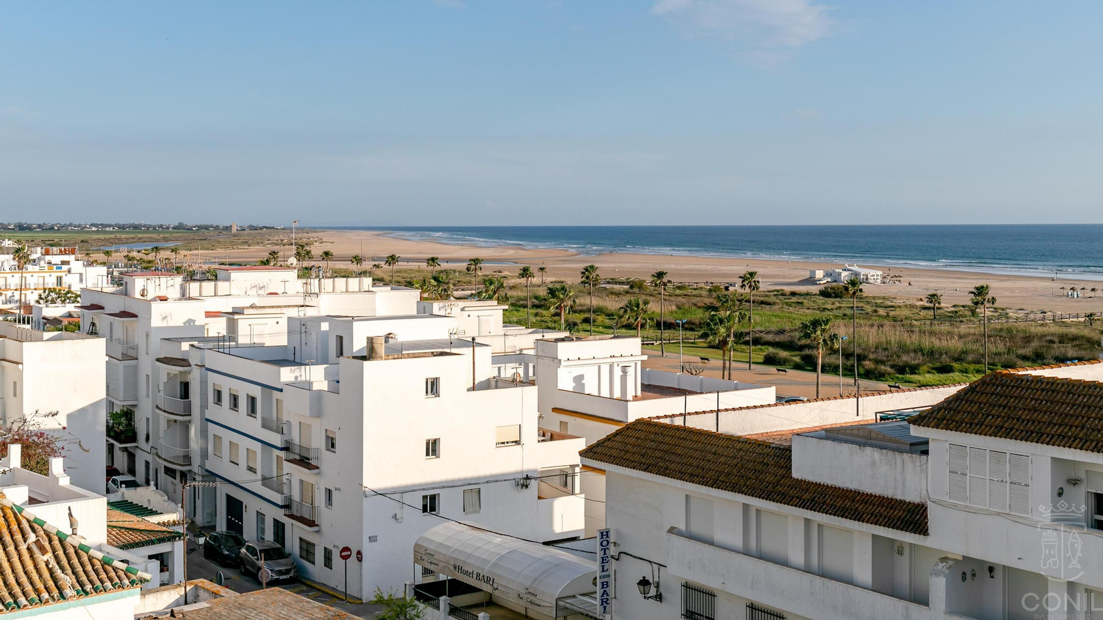Vistas de la playa de Los Bateles desde el casco antiguo Vistas de la playa de Los Bateles desde el casco antiguo