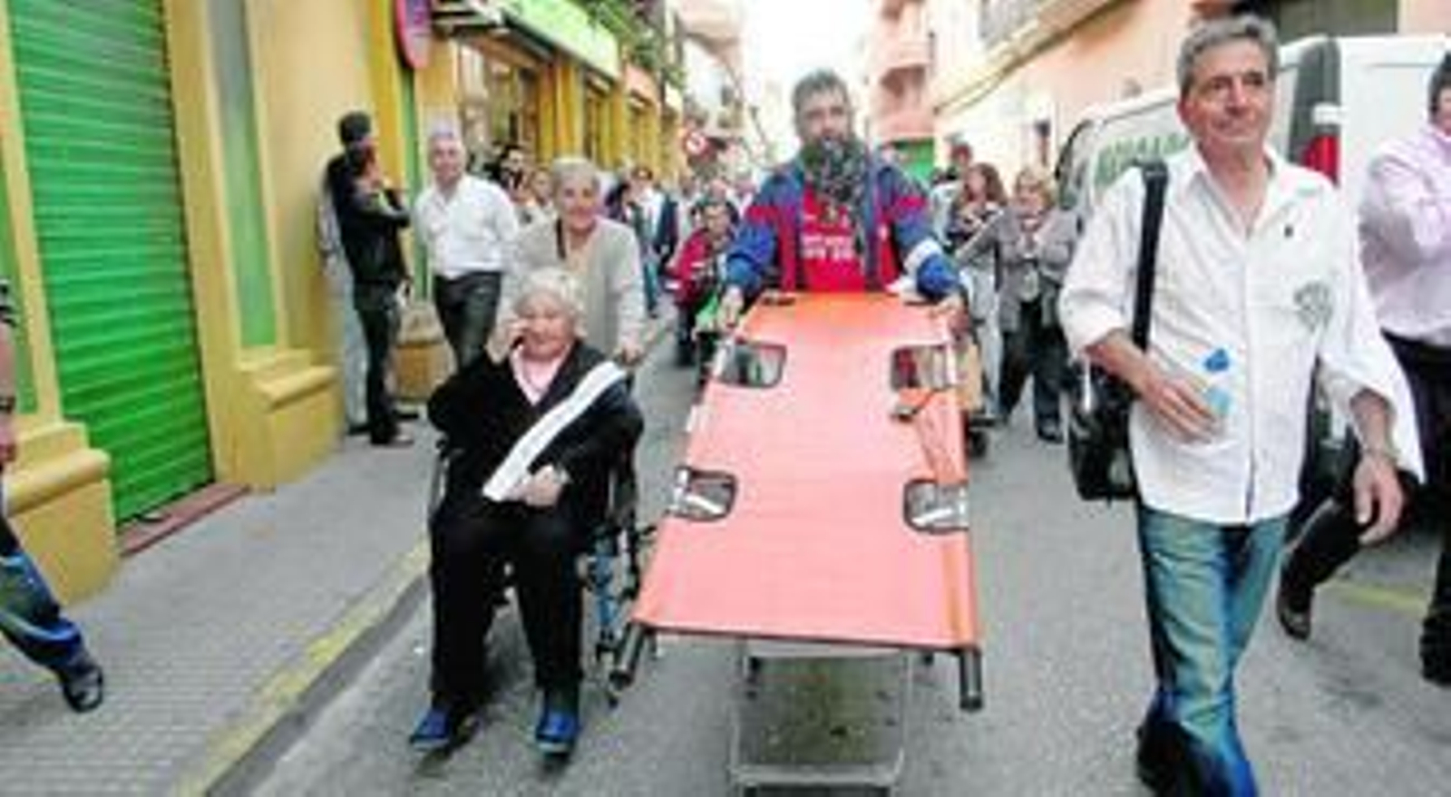 Juan José Uceda, a la derecha, durante la manifestación en defensa del nuevo hospital linense del pasado mes de abril.