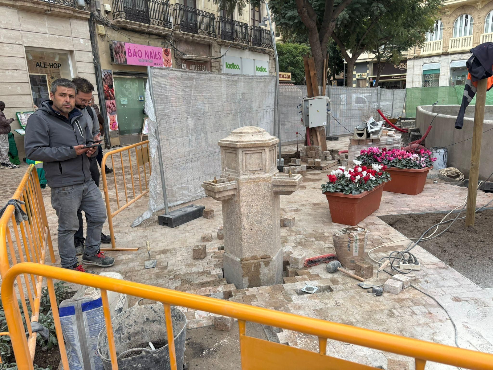 Operarios trabajan hoy en la reinstalación del popular Cañillo.