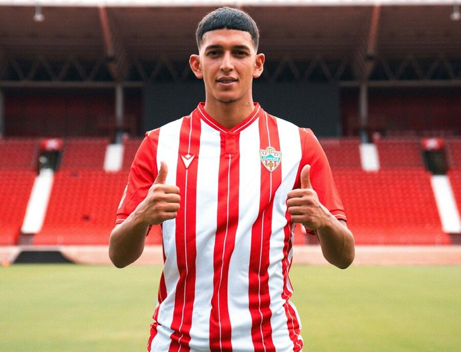 Taufek Bayoud con la camiseta del Almería tras su fichaje por el filial.