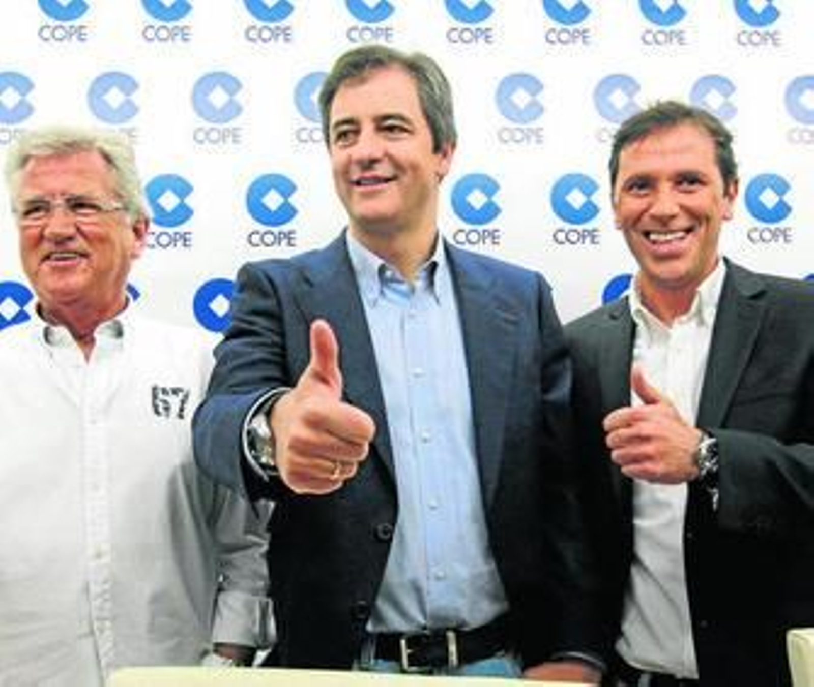 Manolo Lama entre Pepe Domingo Castaño y Paco González, ayer, en su presentación en la Cope.