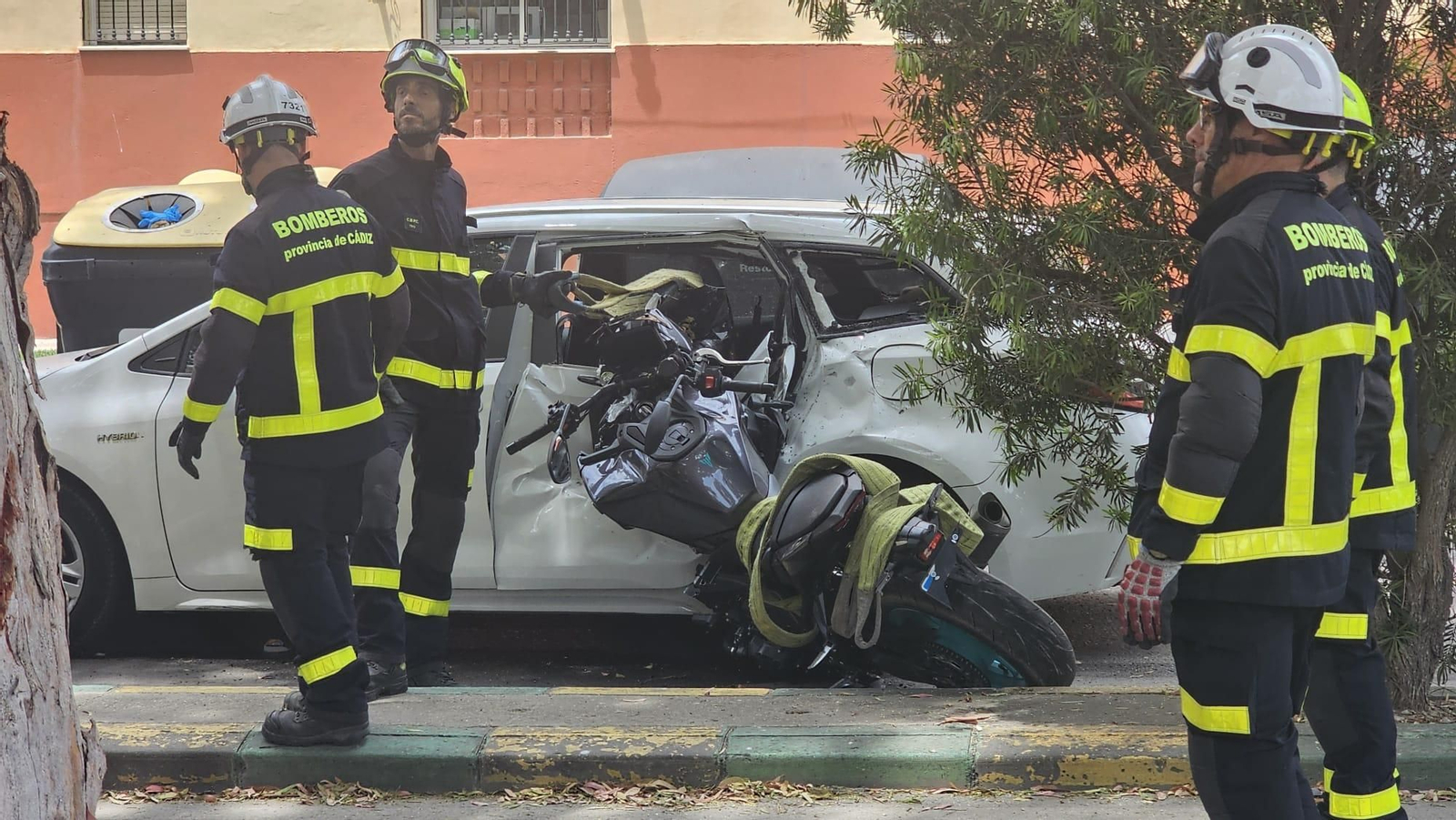 Fallece una mujer de 77 años en un accidente de tráfico entre una moto y un coche en Los Barrios.
