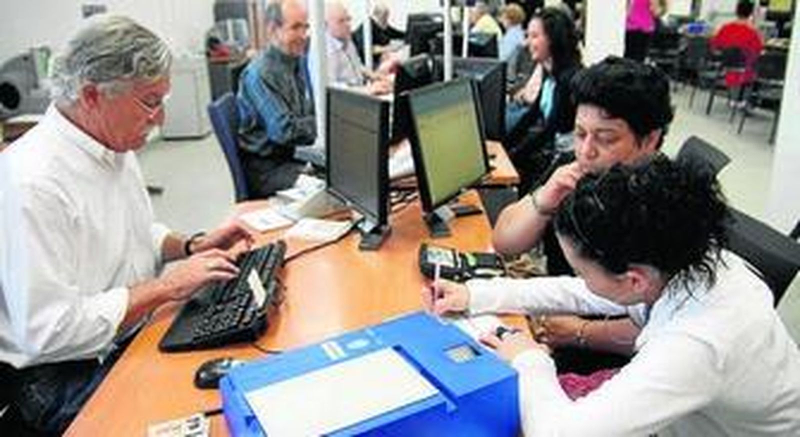 Una joven se renueva el DNI en las dependencias de Fleming.