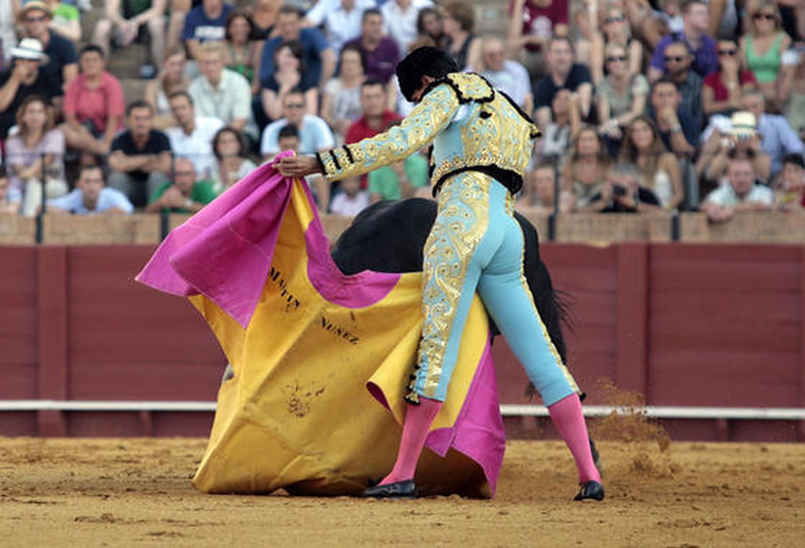 Luis Martín Núñez se luce con el capote durante la tarde de toros sevillana.

Foto: Juan Carlos Muñoz