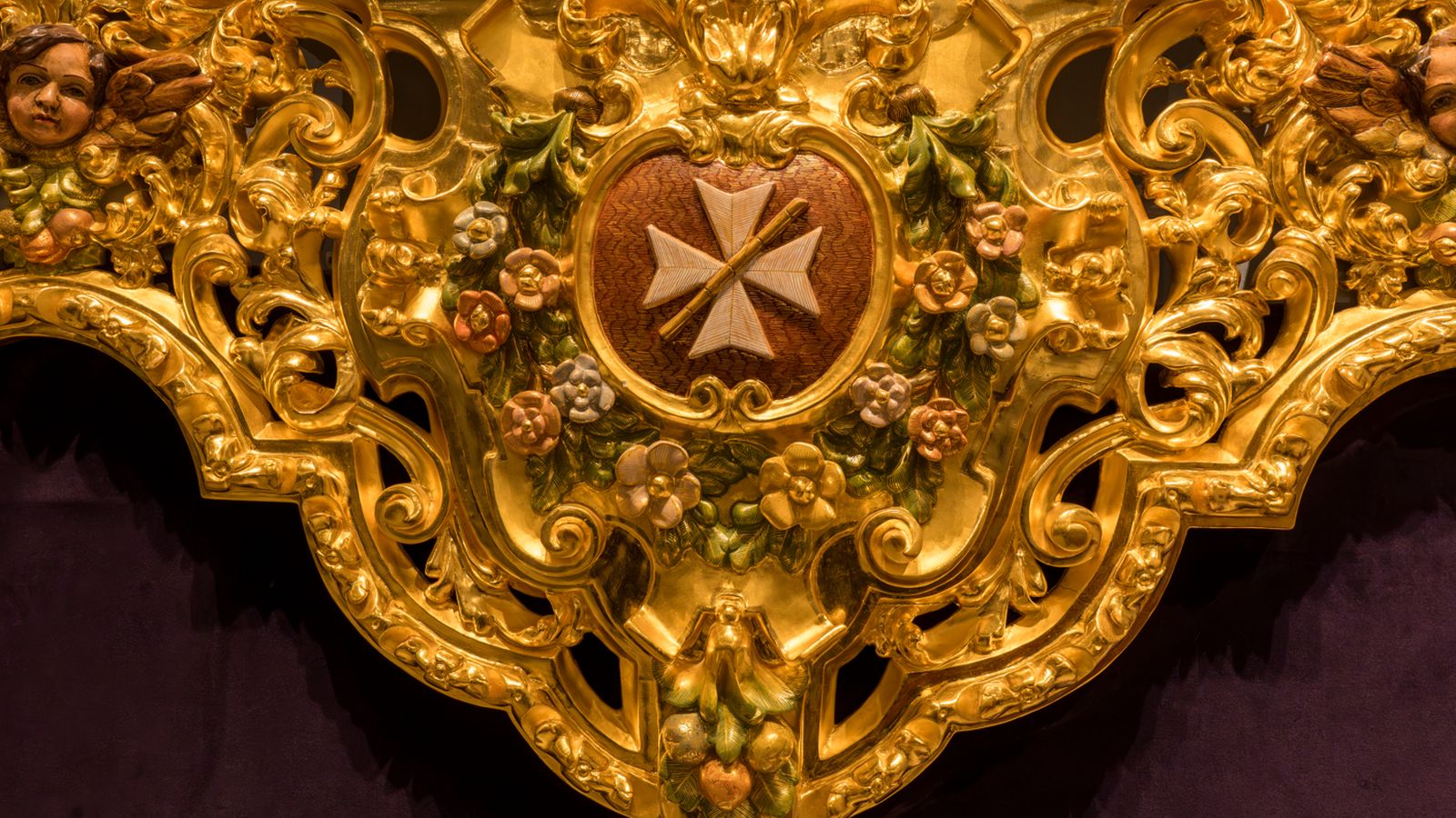 Detalle de la canastilla del paso del Cristo de la Salud y Buen Viaje.