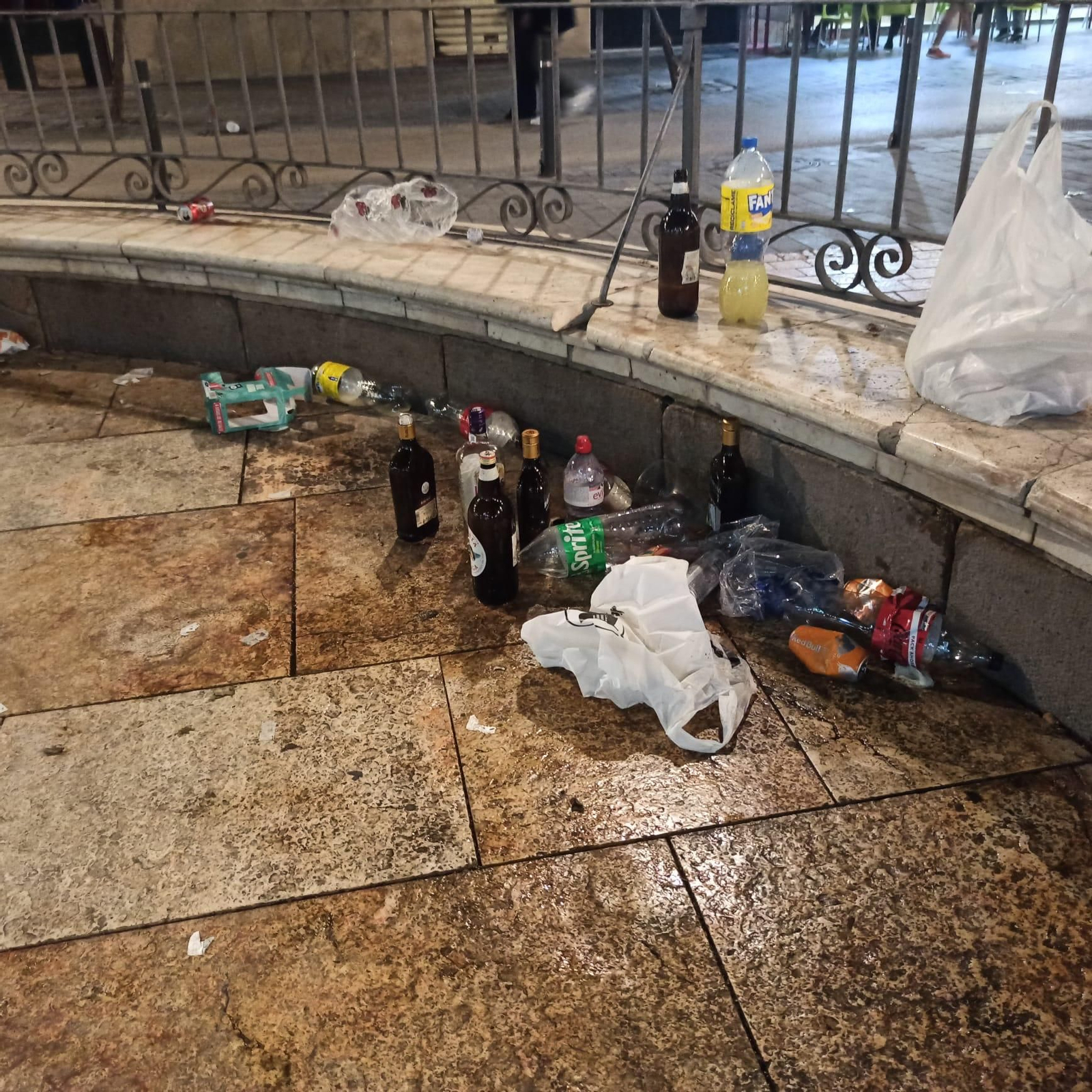 La plaza de la Merced de Málaga, con Picasso, llena de basura tras el paso de los ultras del Atlético