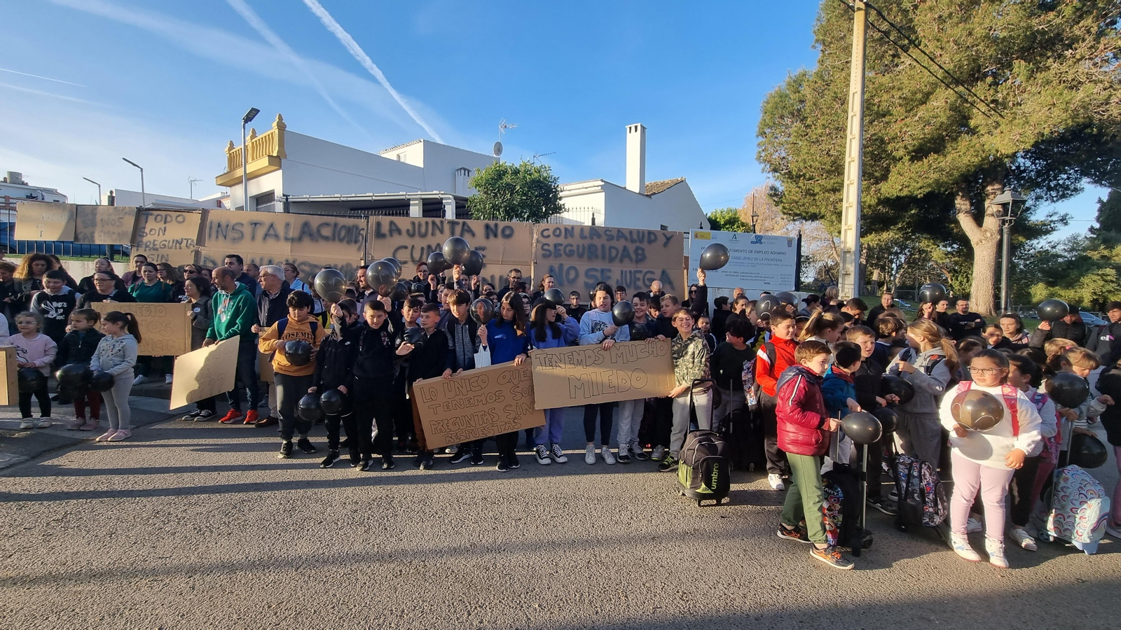 Imagen de la concentración de este miércoles en el CEIP Guadalete.