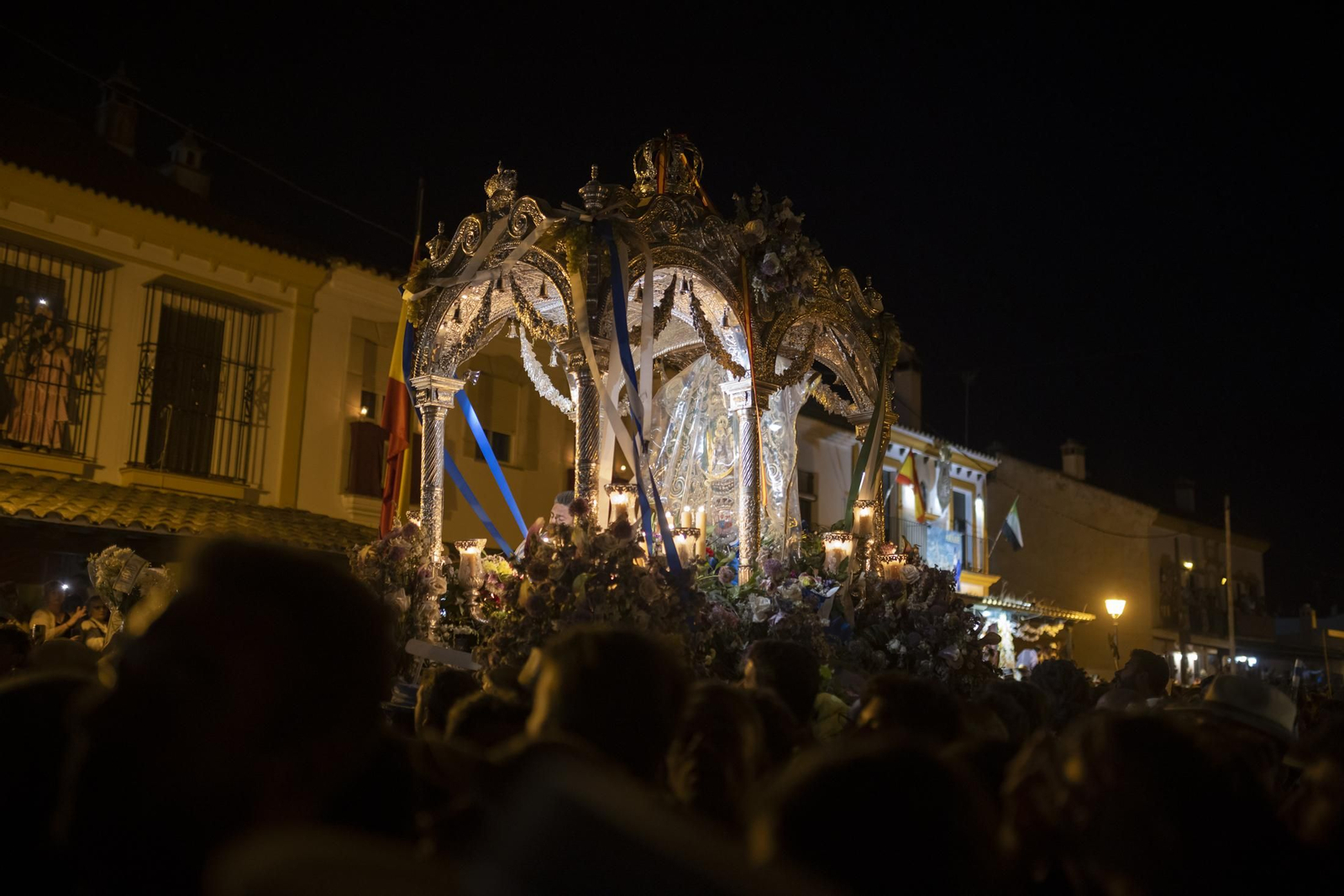 El Rocío 2023: Imágenes de la entrada de la Hermandad de Huelva en El Rocío