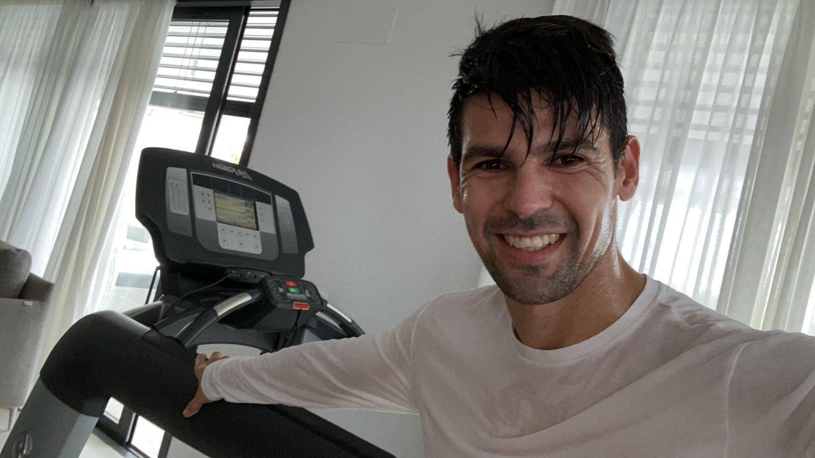 Nolito, en su casa junto a la cinta de correr tras la rutina de carrera continua.