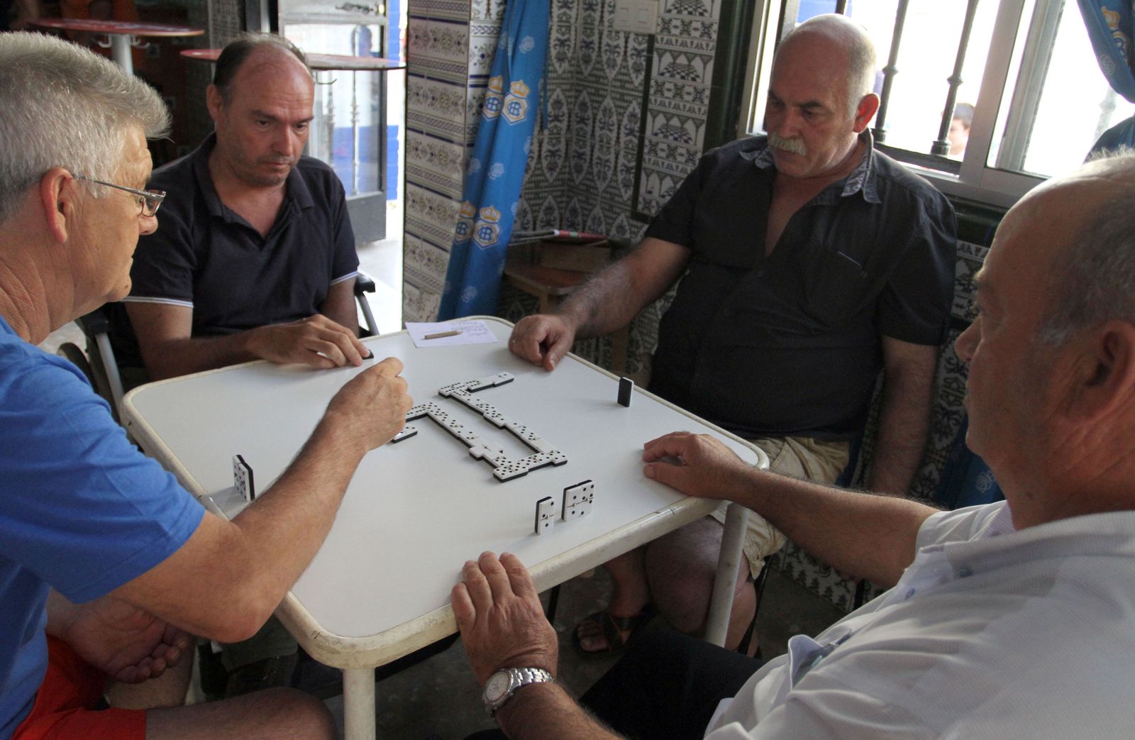 Mayores juegan al dominó en un centro de participación activa.