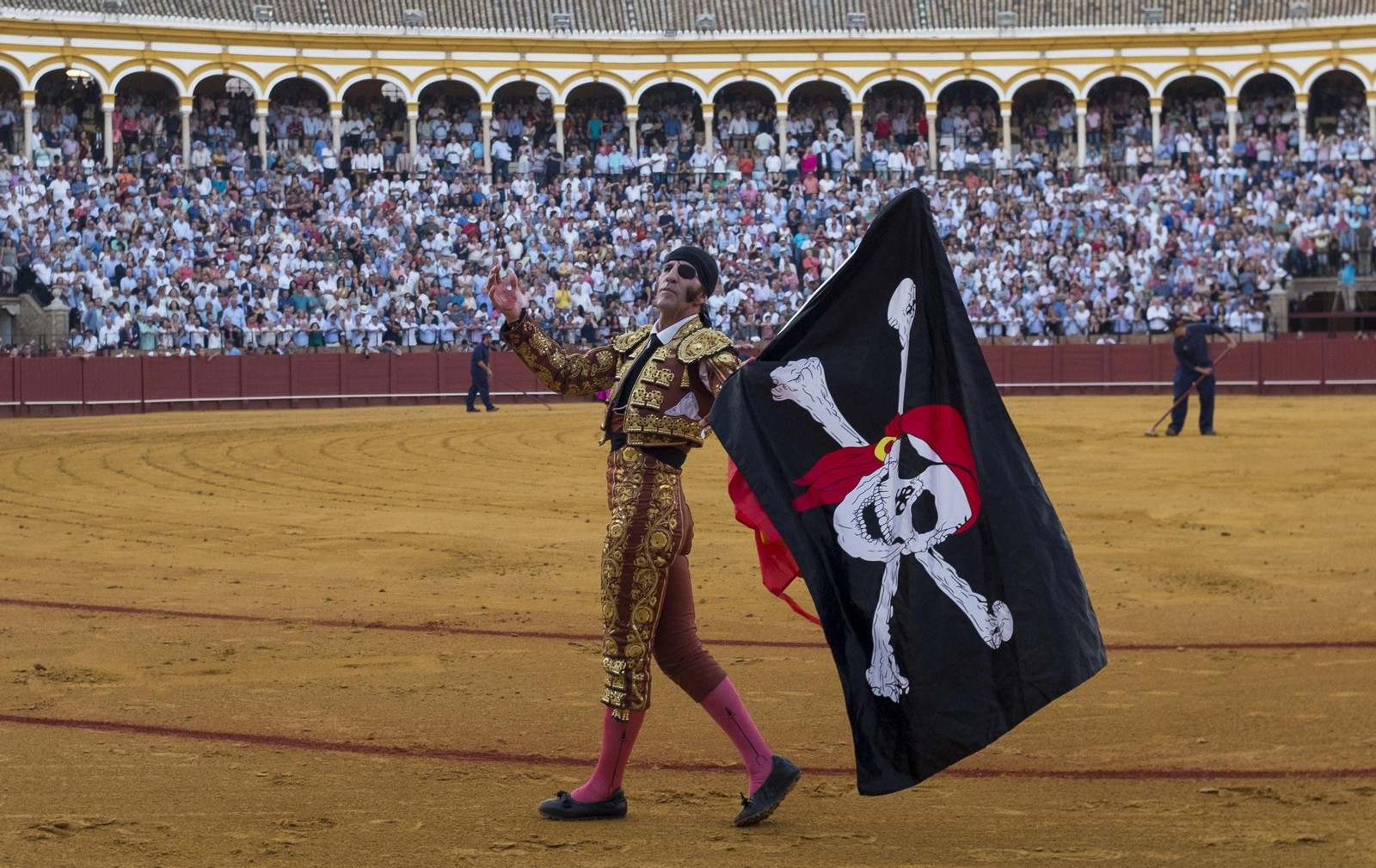 Juan José Padilla, con una bandera Pirata y otra de España en su adiós de la plaza de Sevilla.