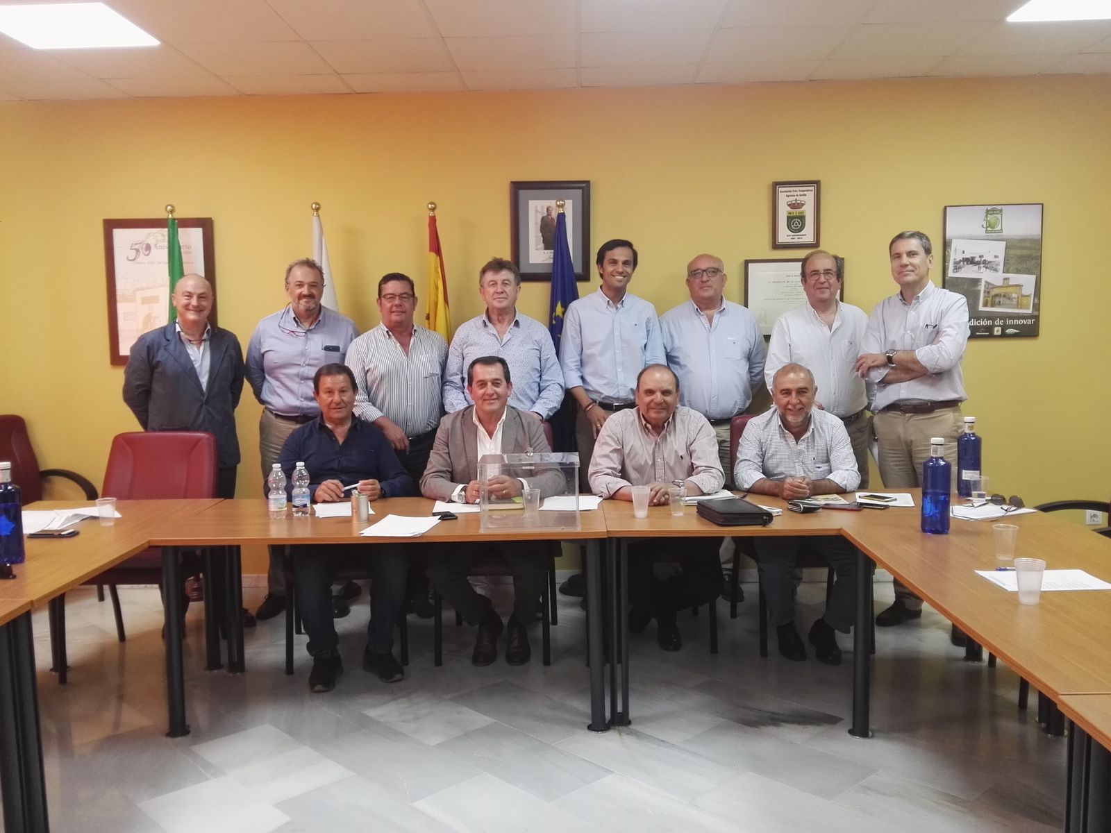 Consejeros junto a otros representantes de Cooperativas Agro-alimentarias de Sevilla.