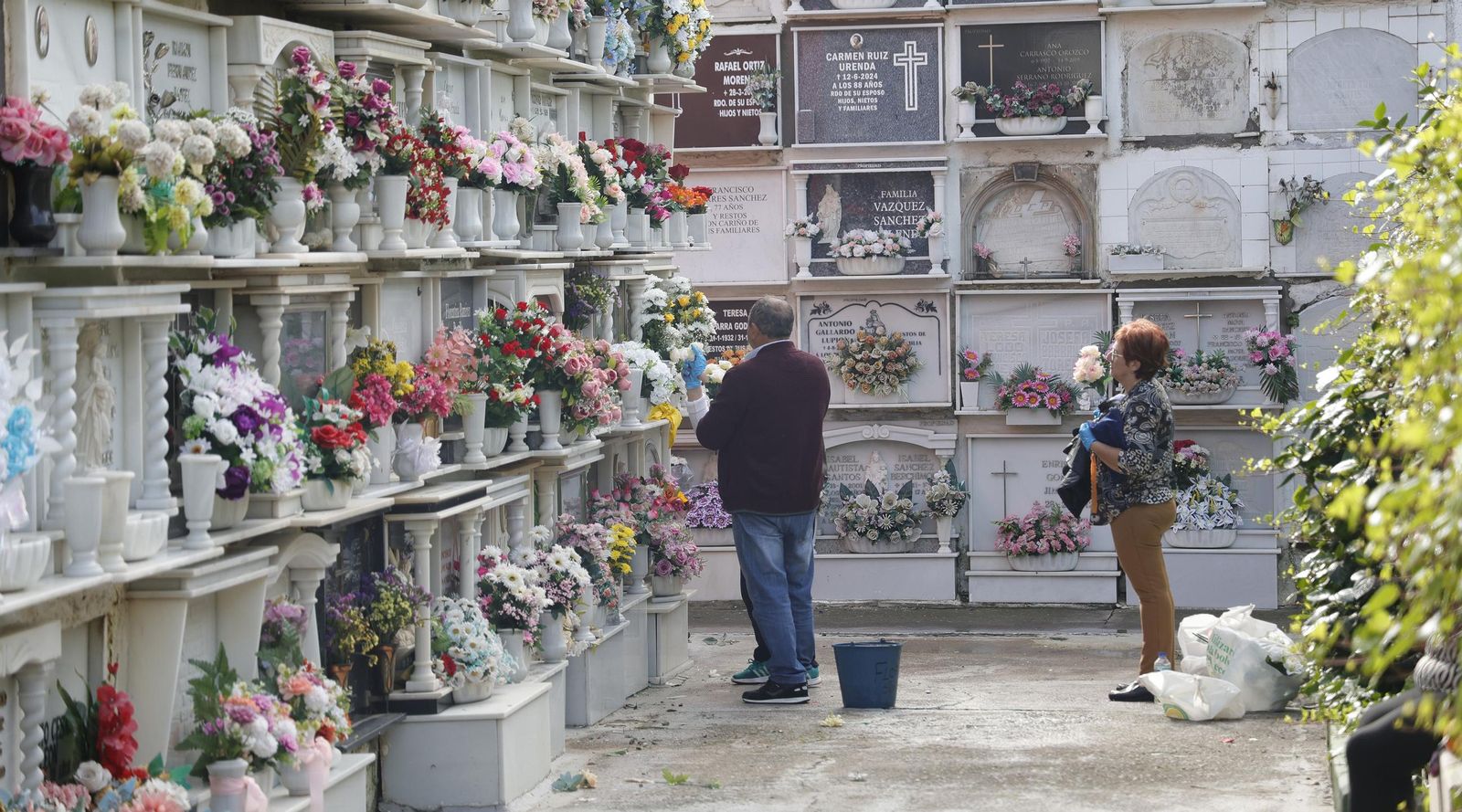 Fotos del Día de Todos Los Santos en el cementerio de La Línea