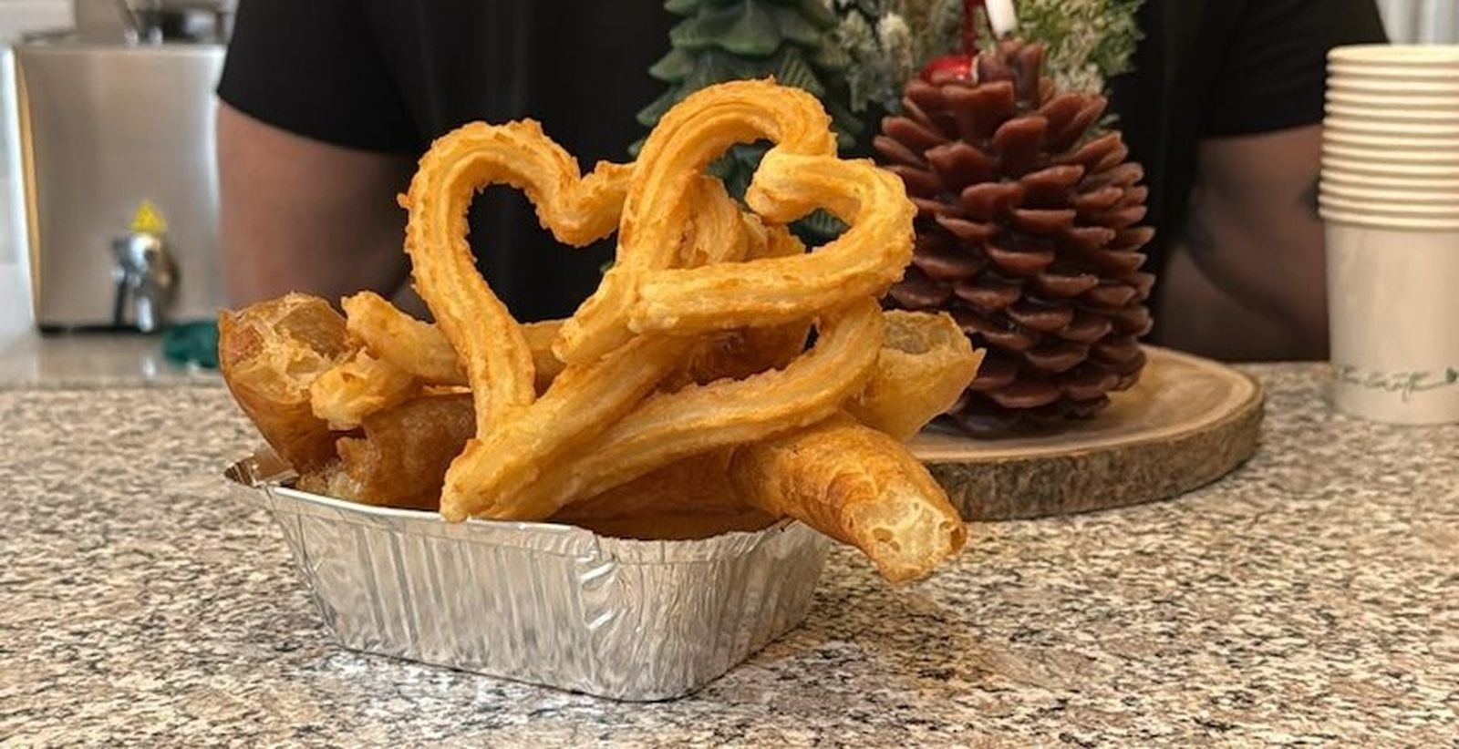 Churros y chicharrones, dos tentaciones bajo el mismo techo en Alcalá de Guadaíra