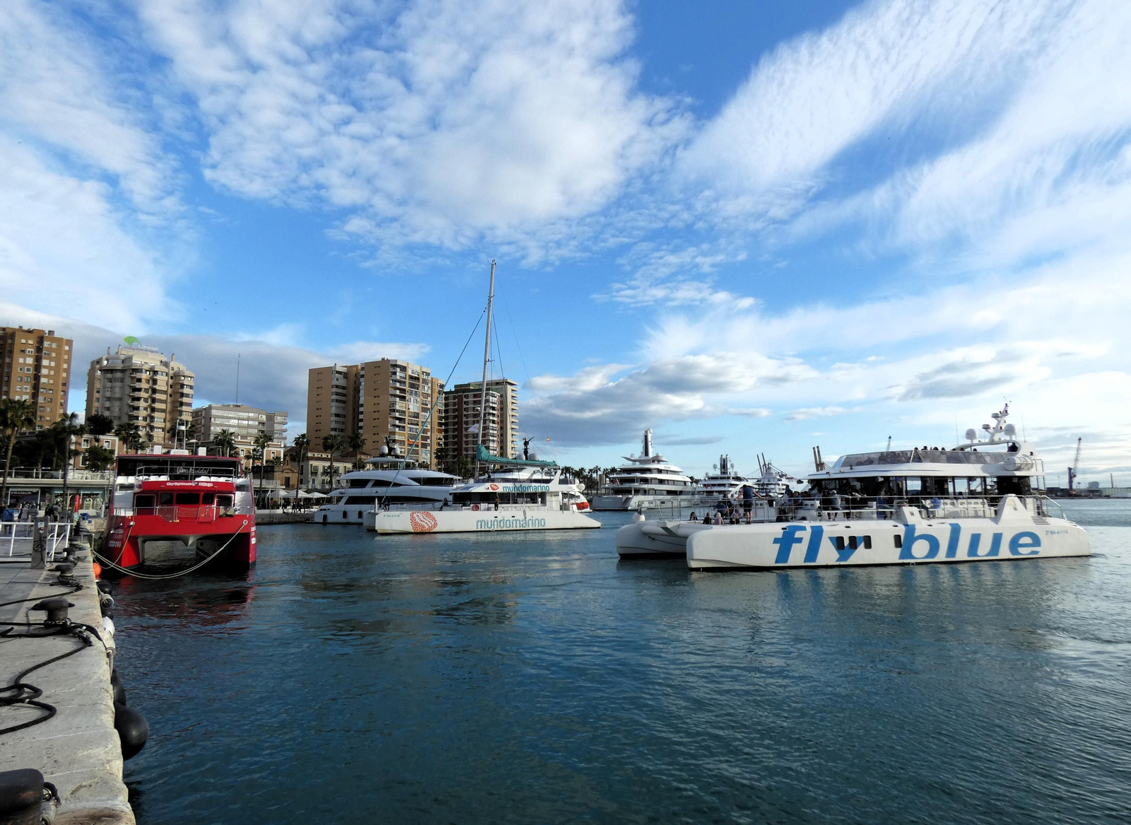 Movimiento de los catamaranes que realizan paseos por la bahía malagueña. Movimiento de los catamaranes que realizan paseos por la bahía malagueña.