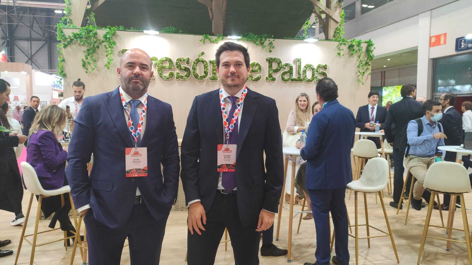 Enrique Muñoz junto a compañeros de la directiva de Fresón de Palos en su stand de Fruit Attraction.