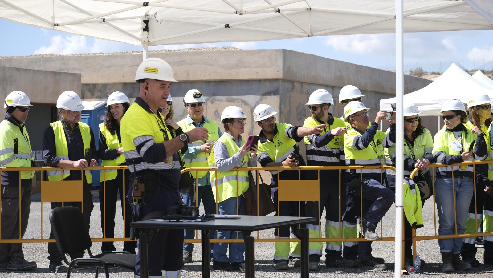 La voladura-demolición de la central térmica de Endesa en Carboneras, en imágenes