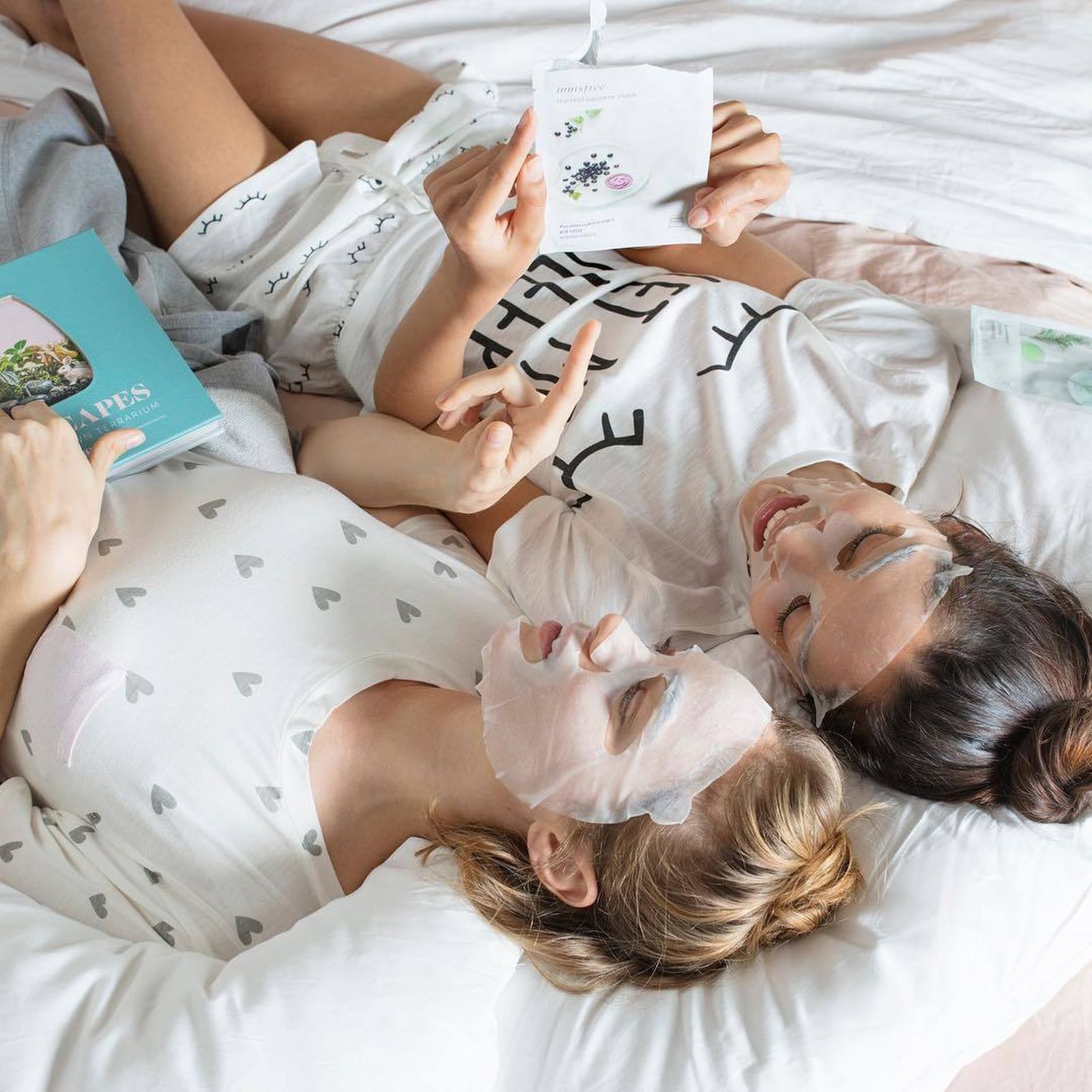 Planear un día de belleza en casa con amigas es una forma genial de pasar un día frío.