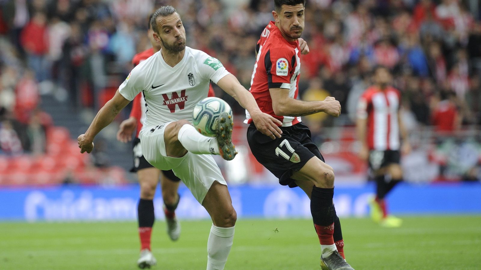 Soldado baja el cuero con calidad ante el lateral zurdo Yuri.