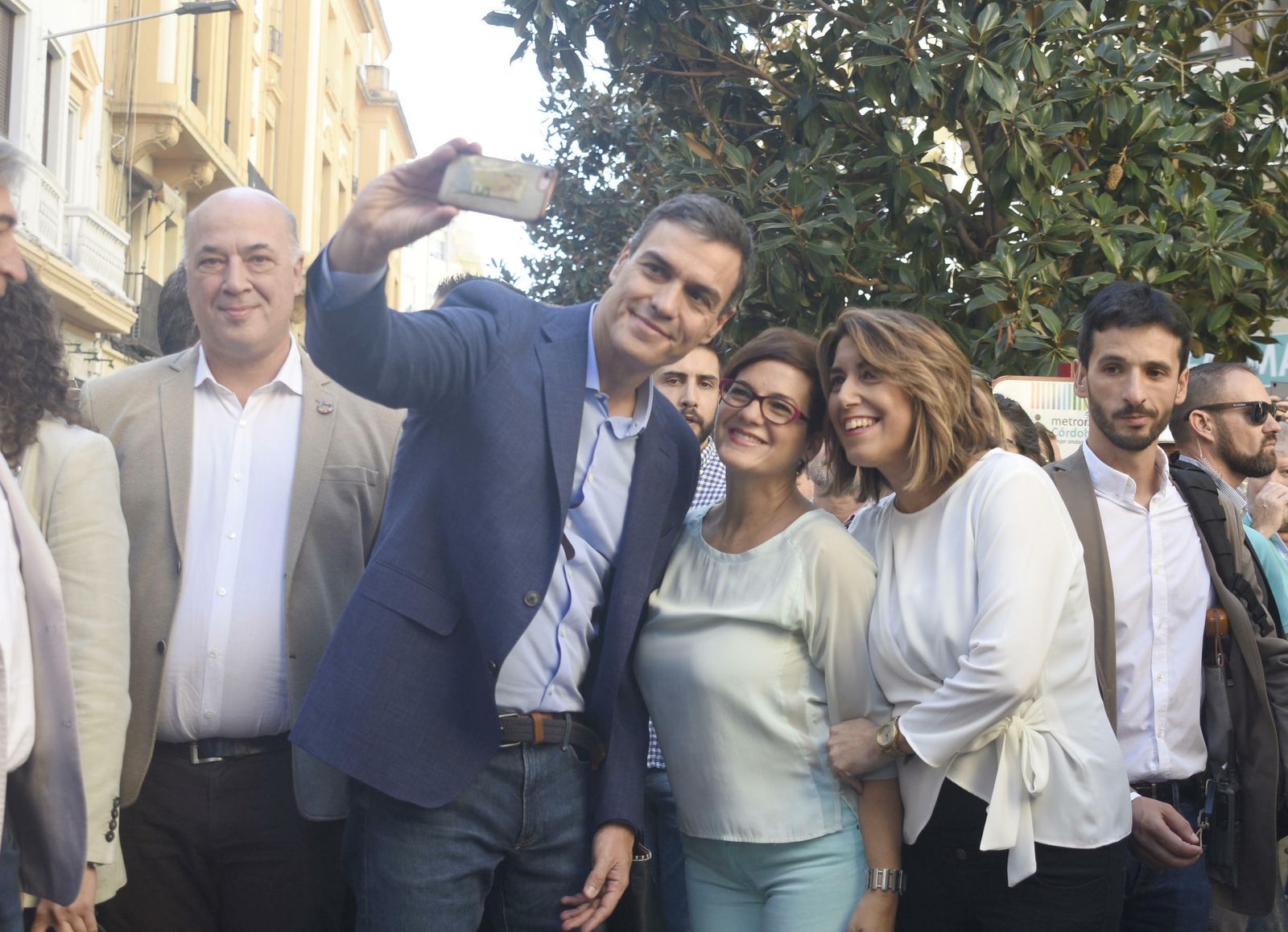 Pedro Sánchez y Susana Díaz se hacen un 'selfie' con una simpatizante socialista ayer en Córdoba.