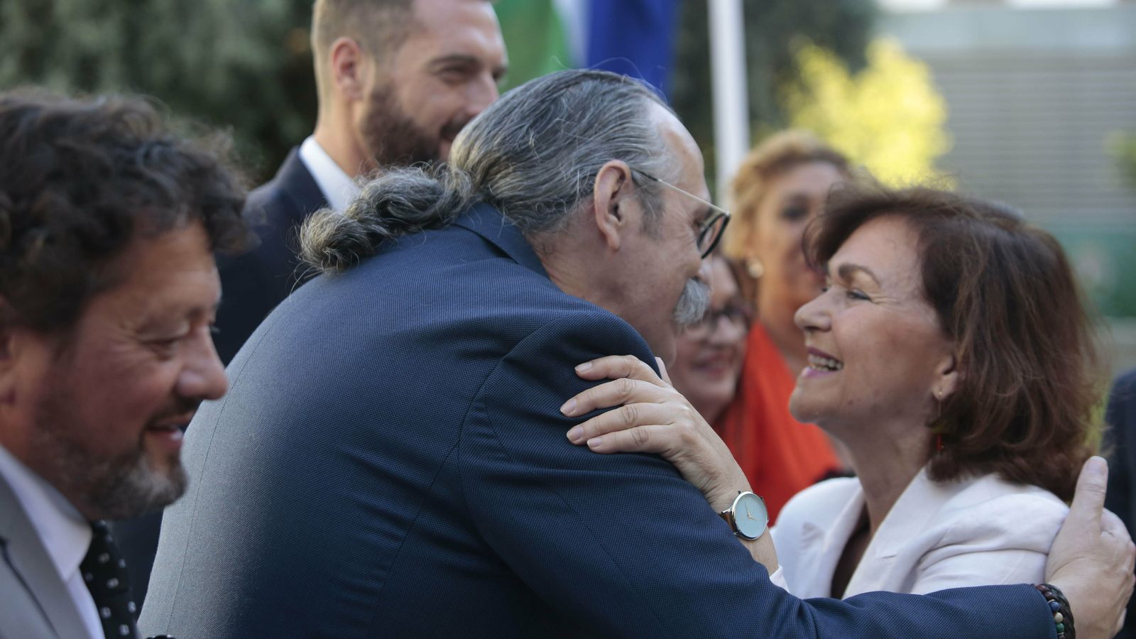 Carmen Calvo saluda a Pascual González.