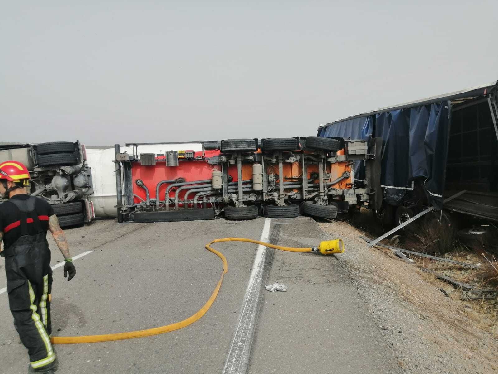 El camión, atravesado en la N-502.