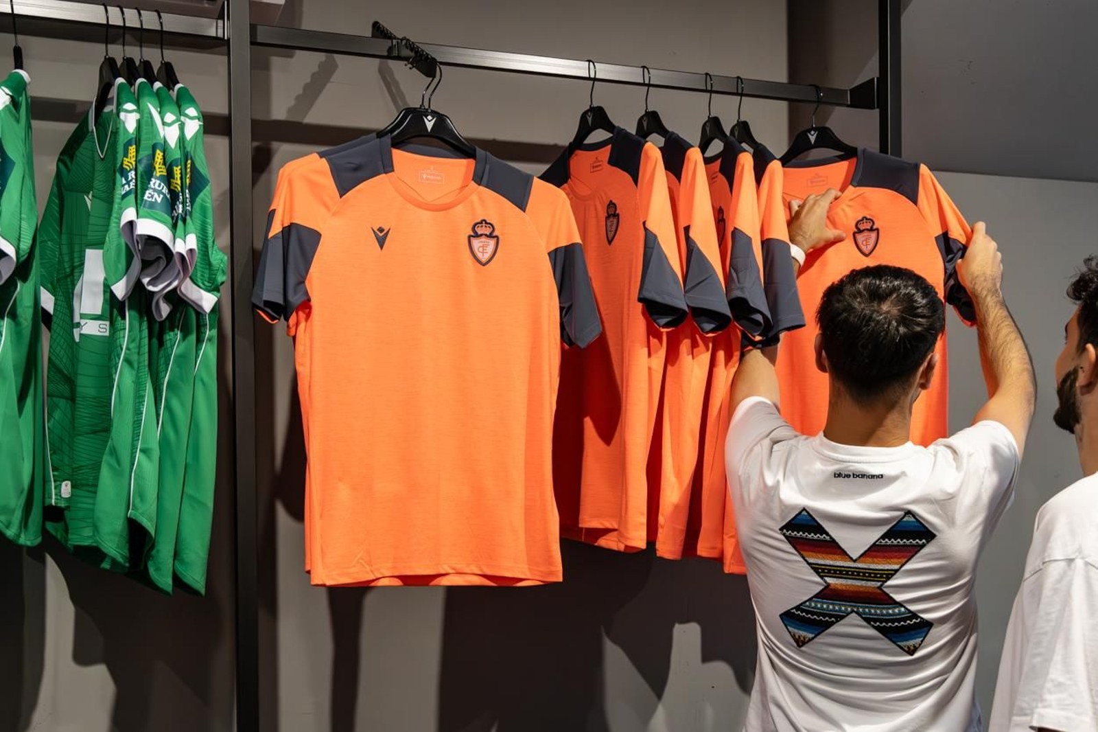 Así son las nuevas camisetas y la nueva tienda del Real Jaén, en imágenes