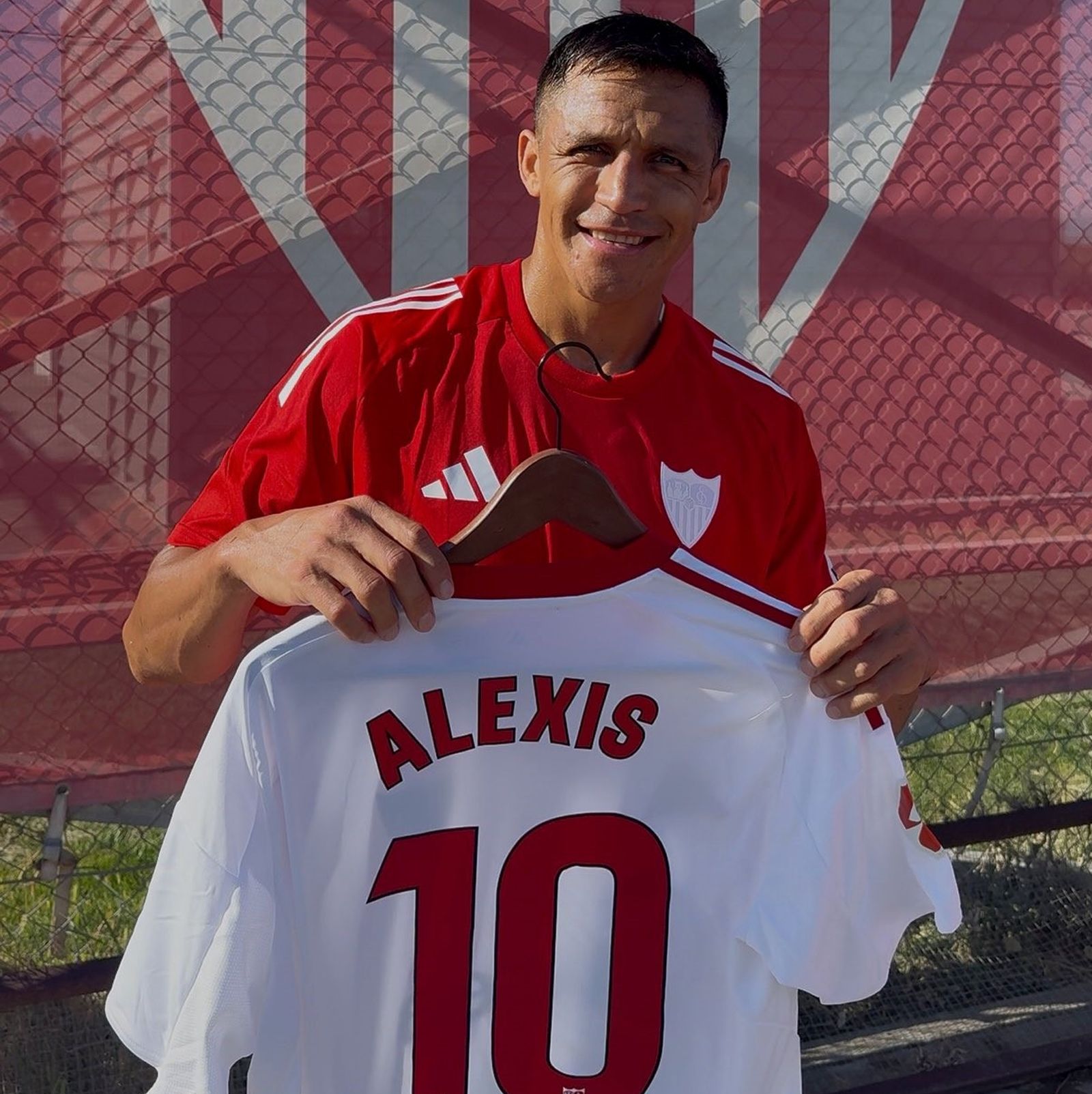 Alexis Sánchez muestra el dorsal '10' tras su primer entrenamiento en Sevilla.