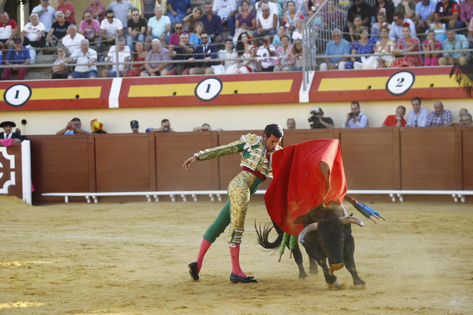 Imágenes de la corrida de toros de la Feria de Vera, con Morante de la Puebla, Emilio de Justo y Pablo Aguado
