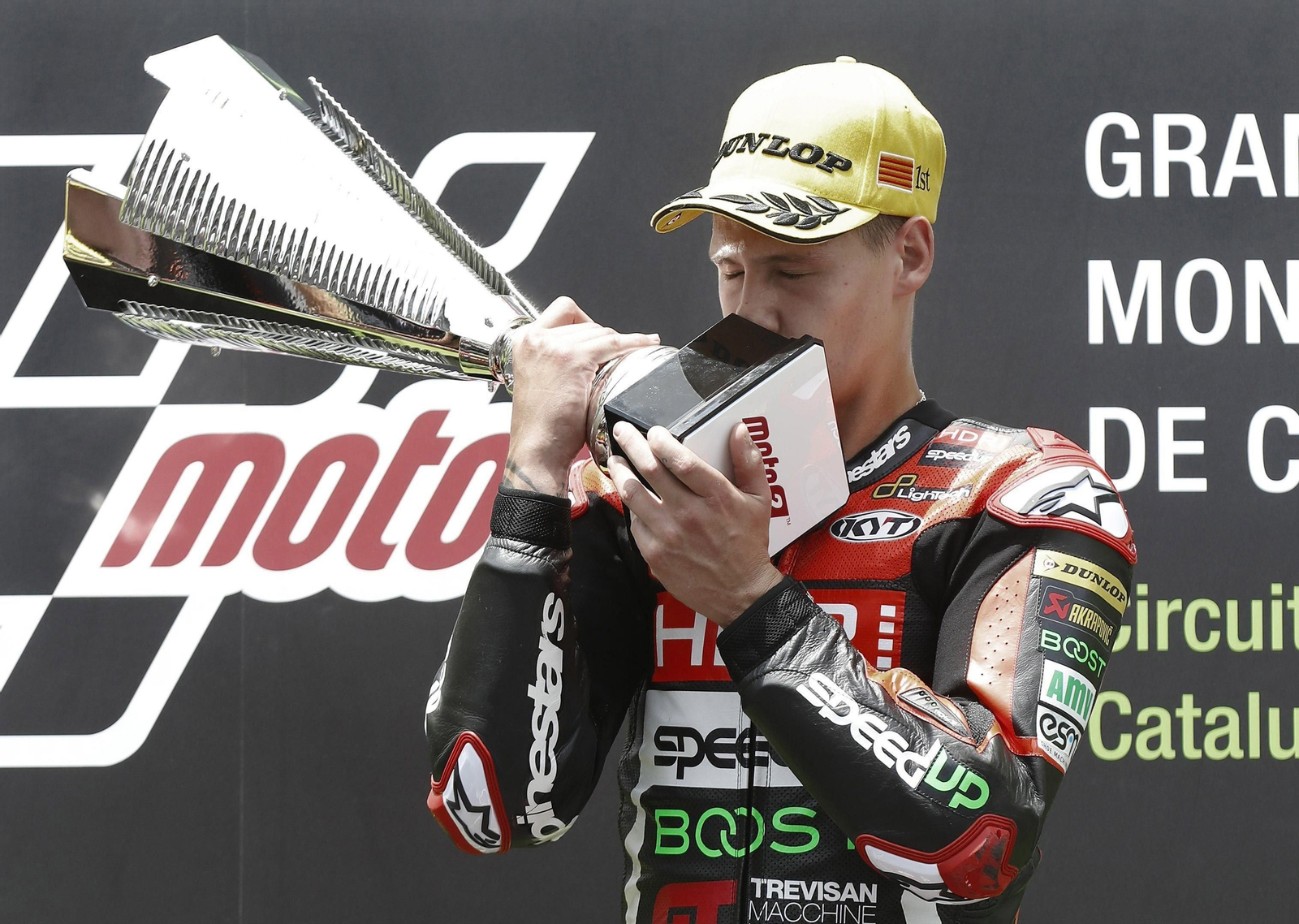 Quartararo besa su trofeo