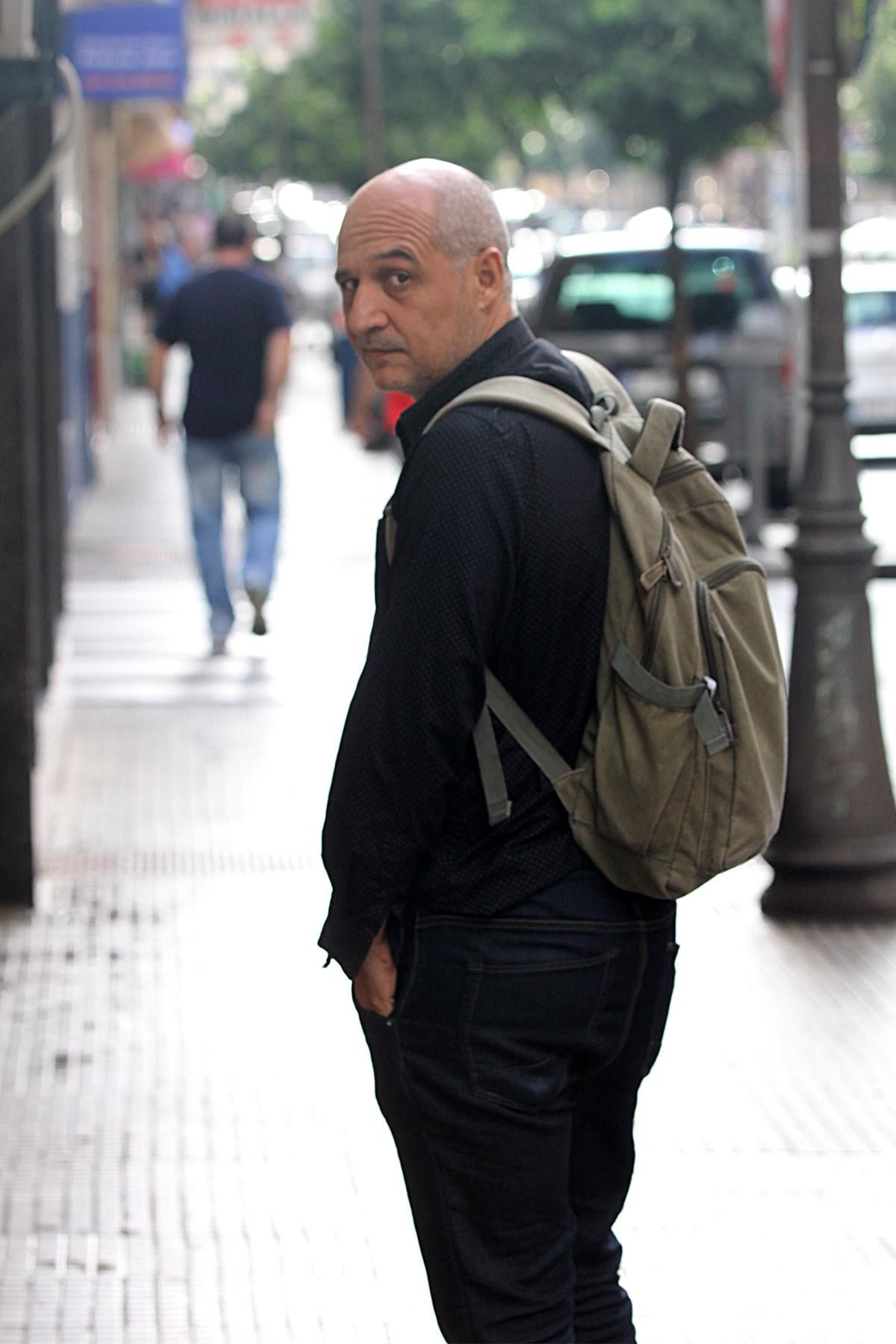 El escritor y pintor onubense Mario Marín, en las calles de su barrio.