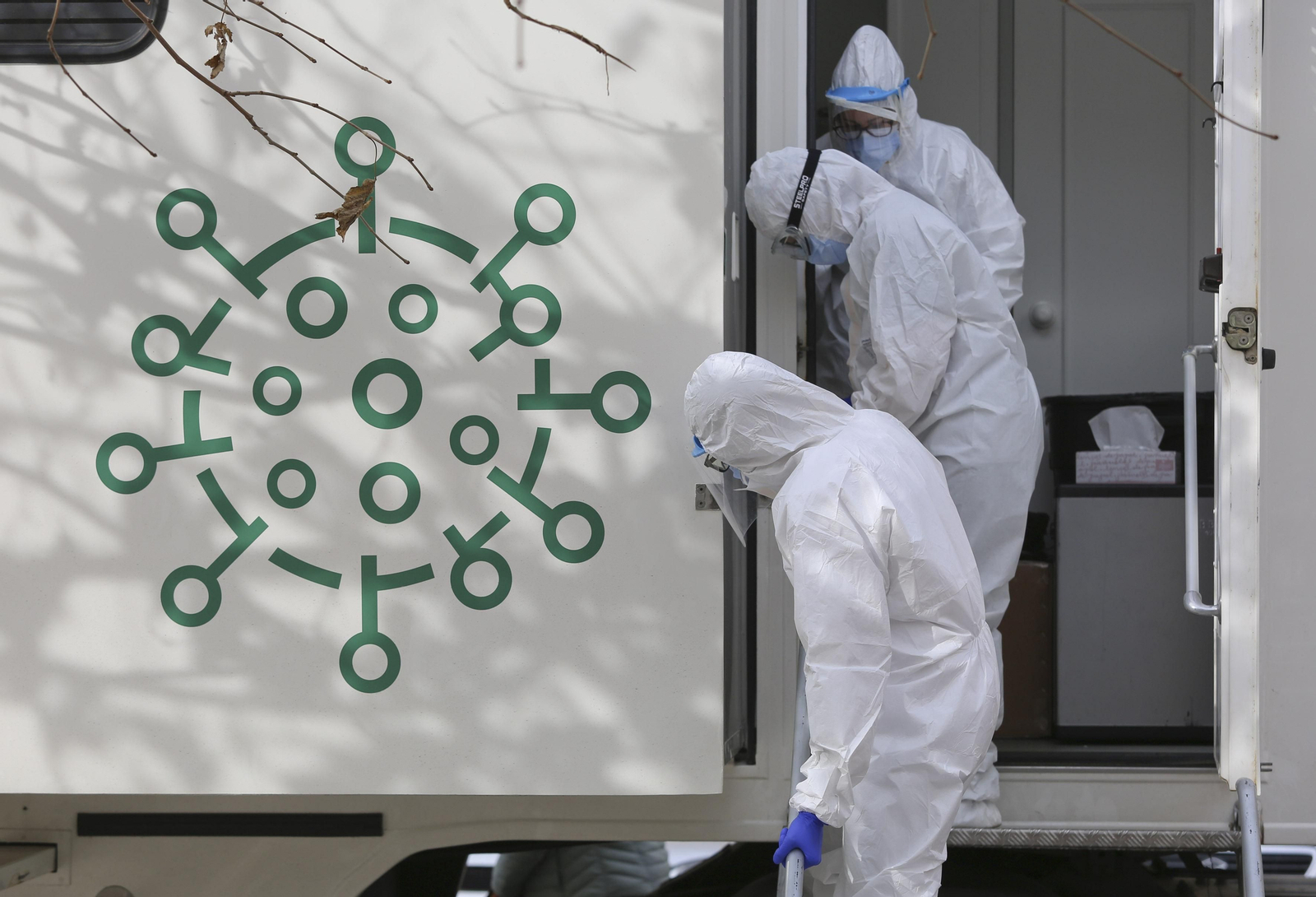 Sanitarios con los EPI en una unidad móvil de realización del test  de antígenos.