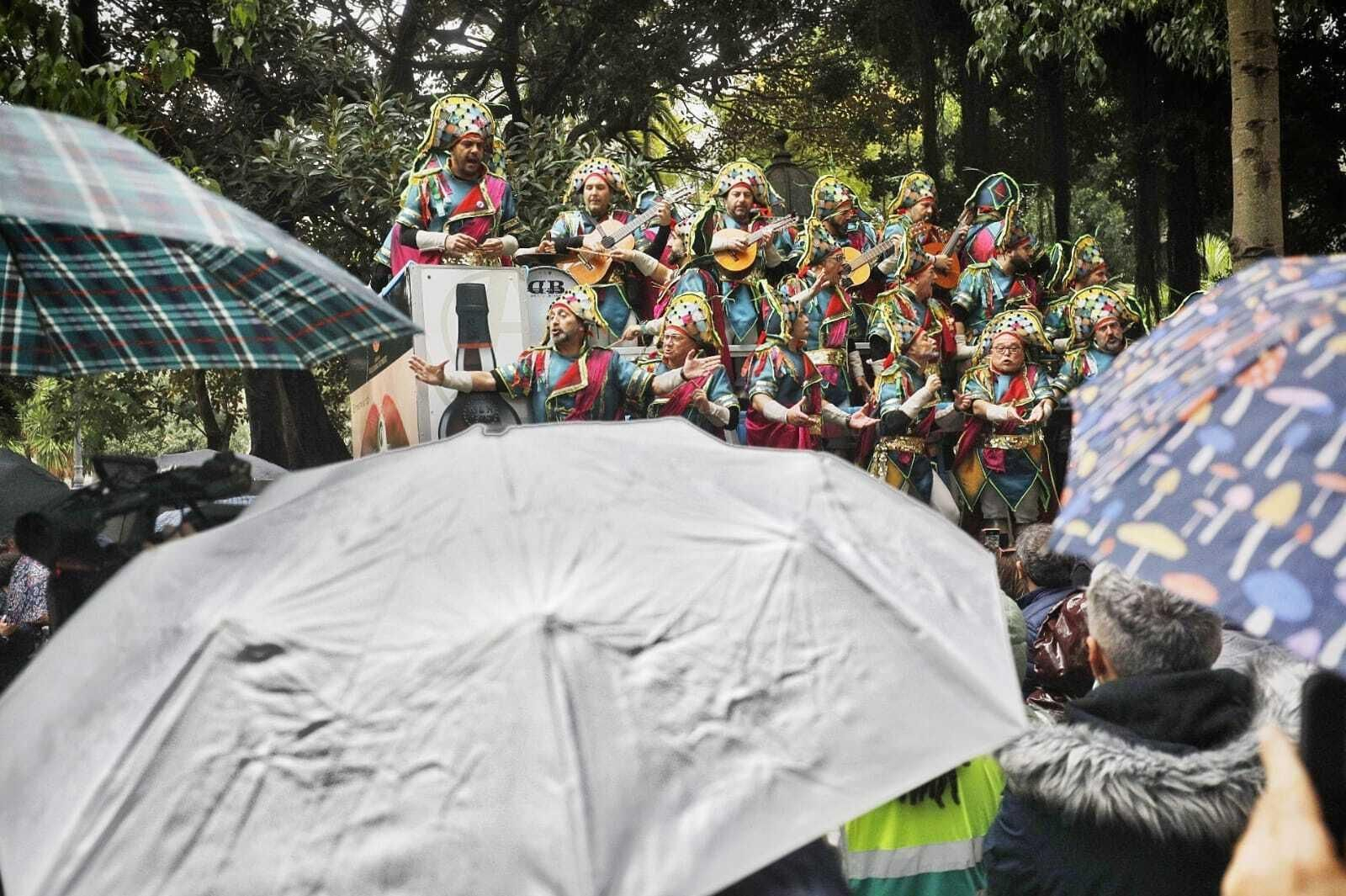 Las mejores imágenes de un Lunes de Coros pasado por agua en el Carnaval de Cádiz 2024