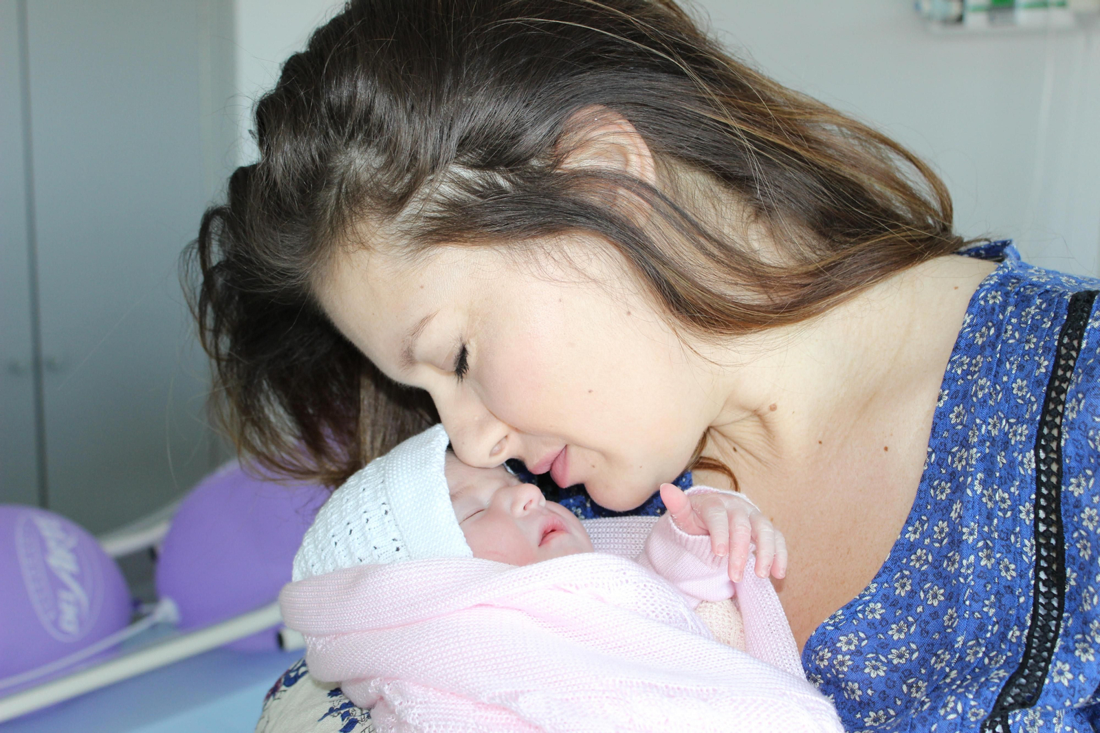 Irene con su hija recién nacida.