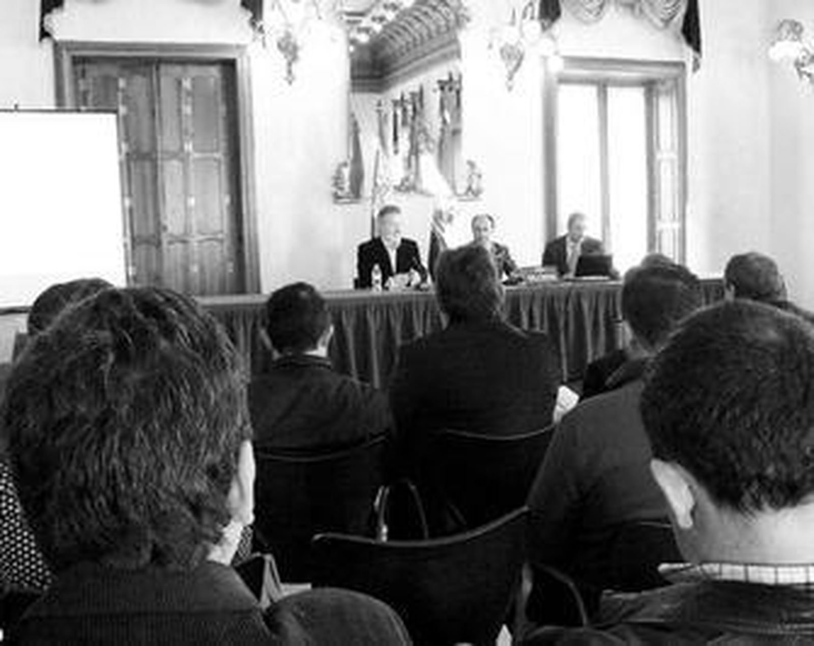 El consejero de Agricultura y Pesca presentó ayer la empresa, junto al delegado y el gerente de Alcoex.