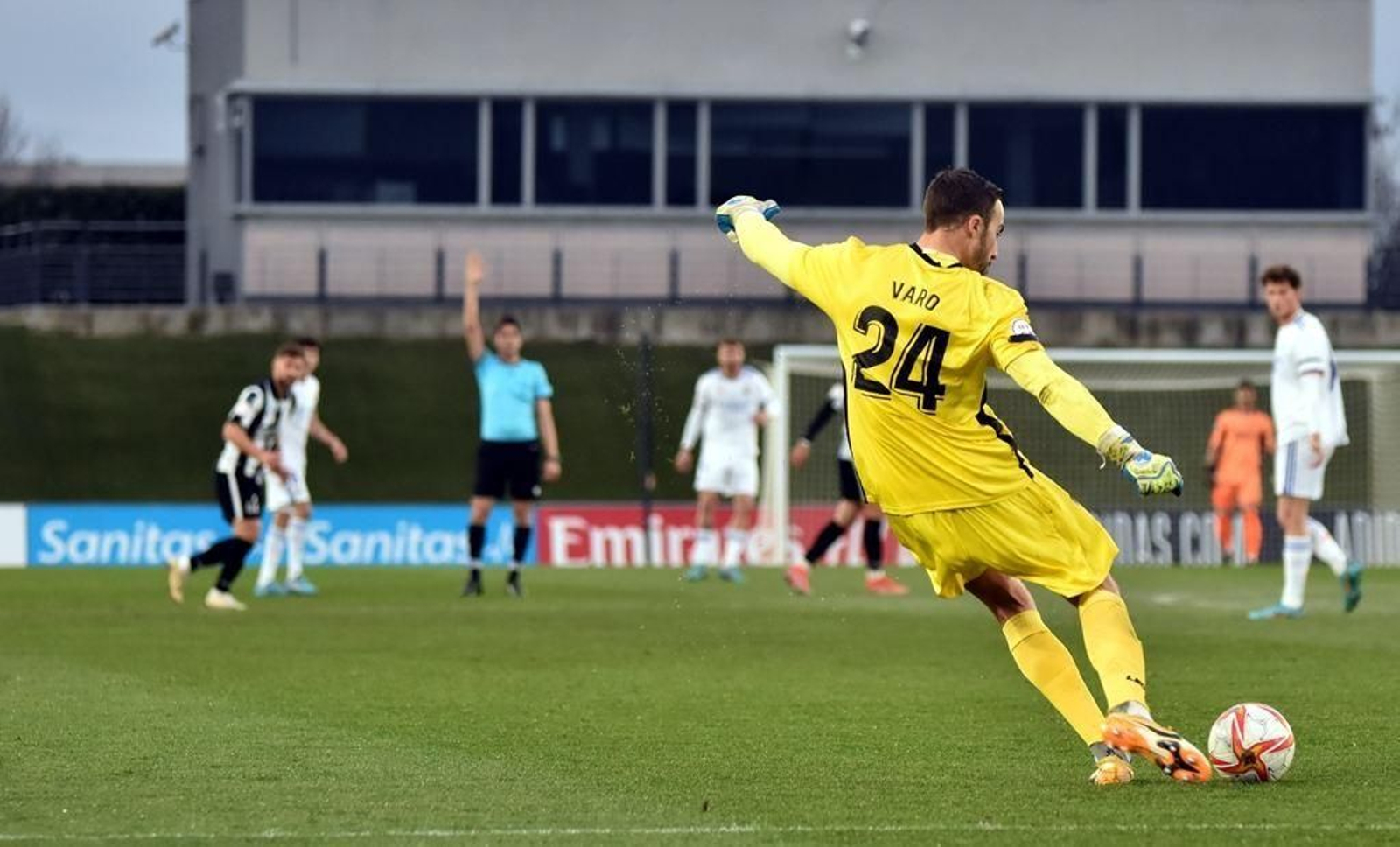 Alberto Varo se dispone a sacar de puerta, el sábado en Madrid