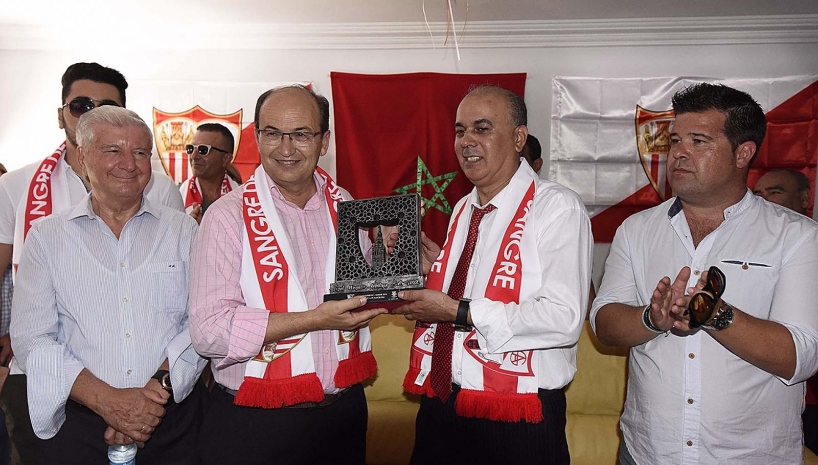 José Castro posa en la sede de la nueva peña sevillista en Tánger.