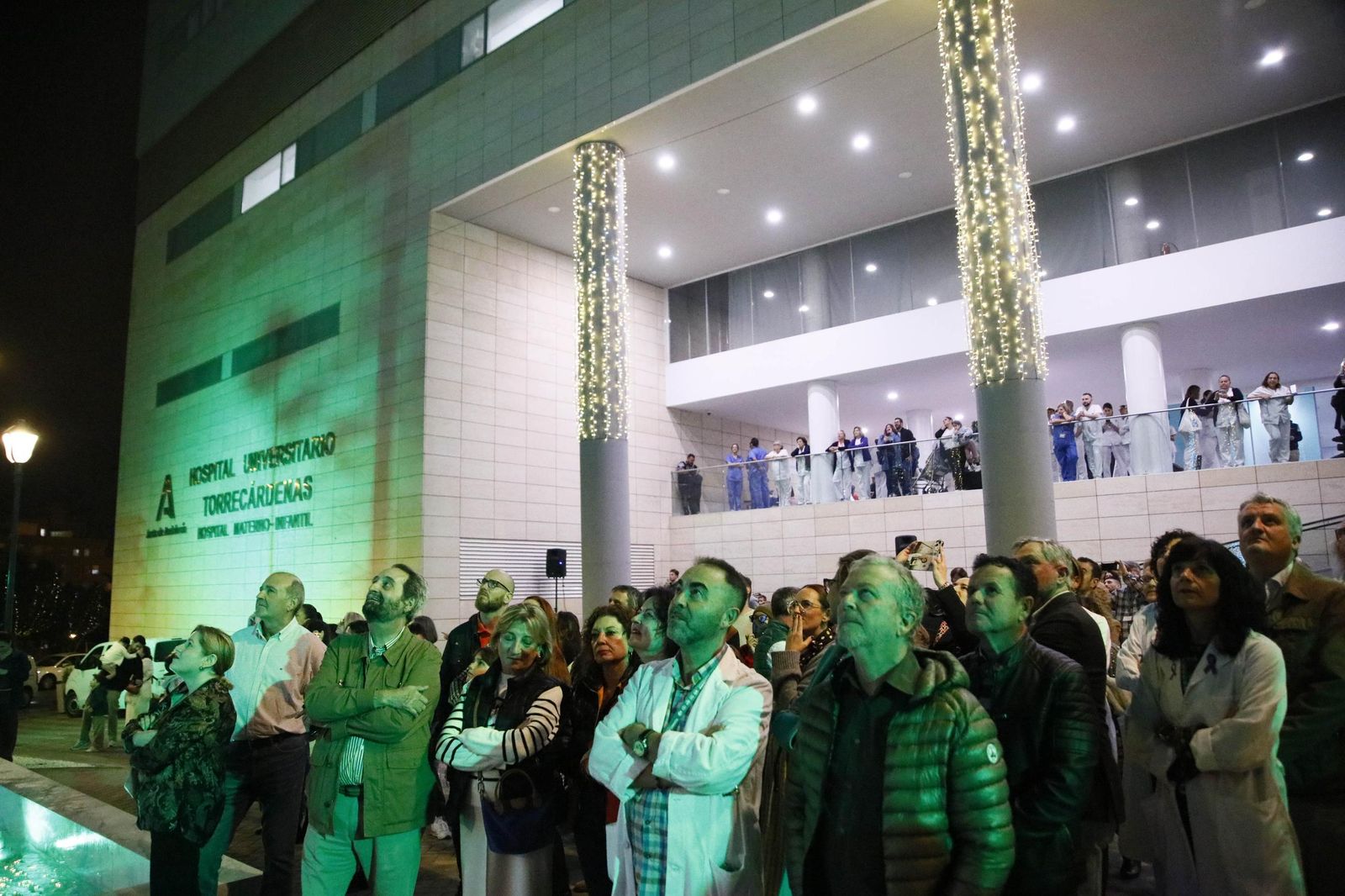 Las imágenes del encendido de la iluminación navideña en el Hospital Torrecárdenas de Almería